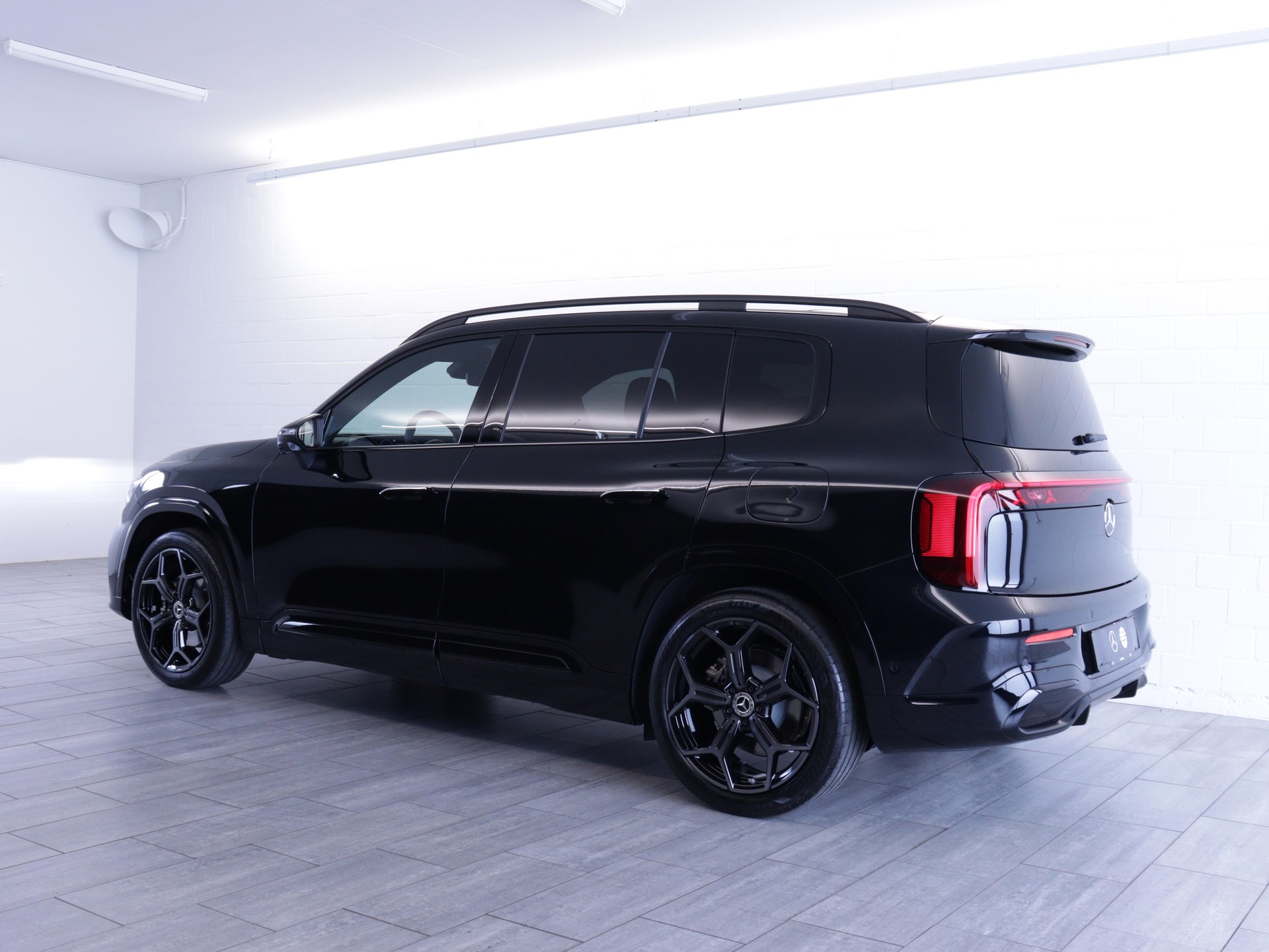 MERCEDES-BENZ GLB 220 4matic-showroom-element-2