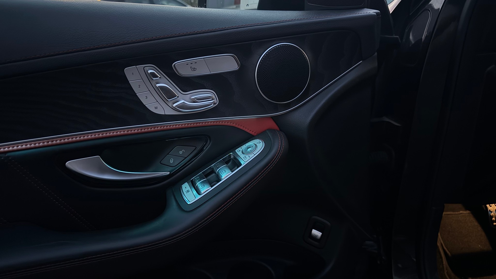 MERCEDES-BENZ GLC 63 S AMG 4Matic+ 9G-Tronic-image-11