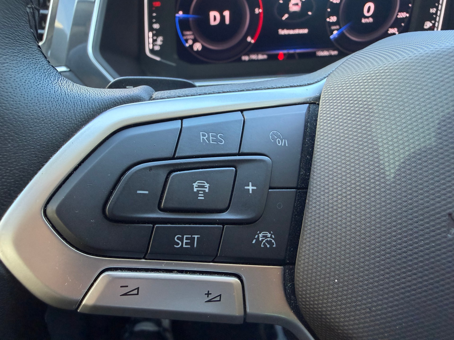 VW Tiguan 2.0 TDI SCR Elegance 4Motion DSG-image-8