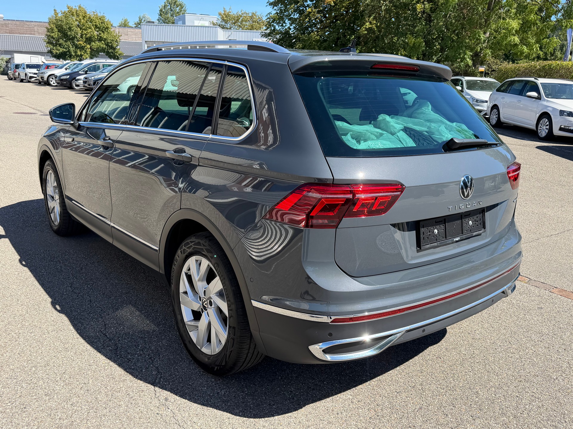 VW Tiguan 2.0 TDI SCR Elegance 4Motion DSG-image-4
