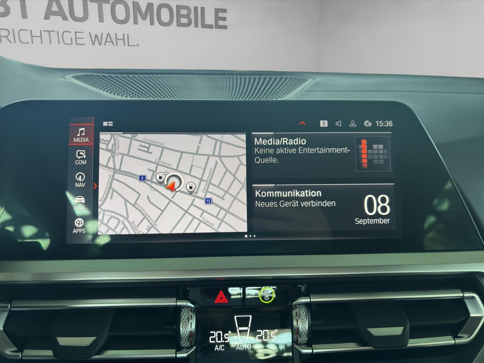 BMW M440i xDrive Cabrio-image-12