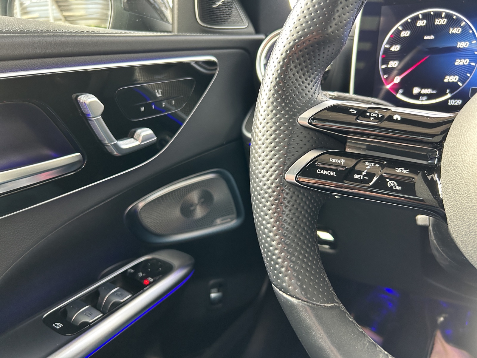 MERCEDES-BENZ C 300 4Matic AMG Line-image-12