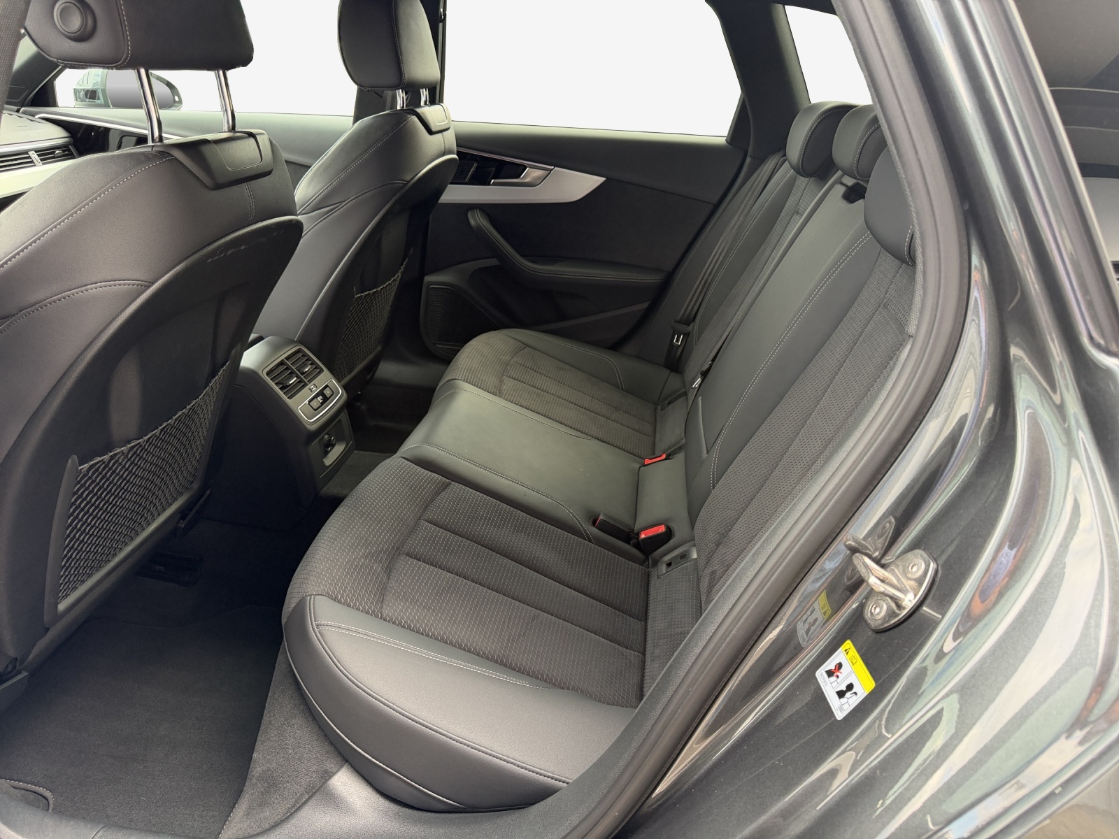 AUDI A4 Avant 40 TDI S line Attraction quattro S-tronic-image-11
