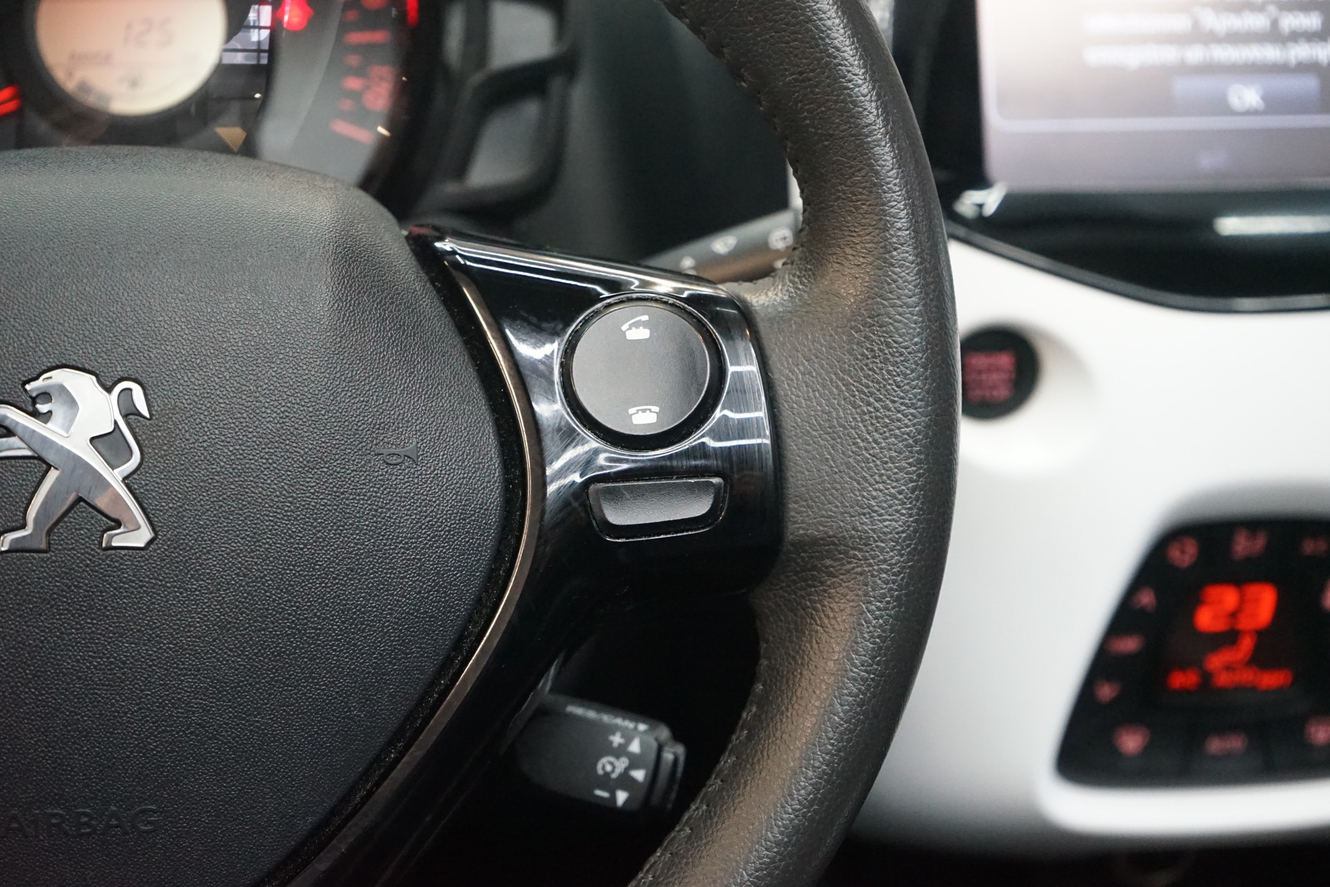 PEUGEOT 108 1.2 VTi Allure Top-image-9