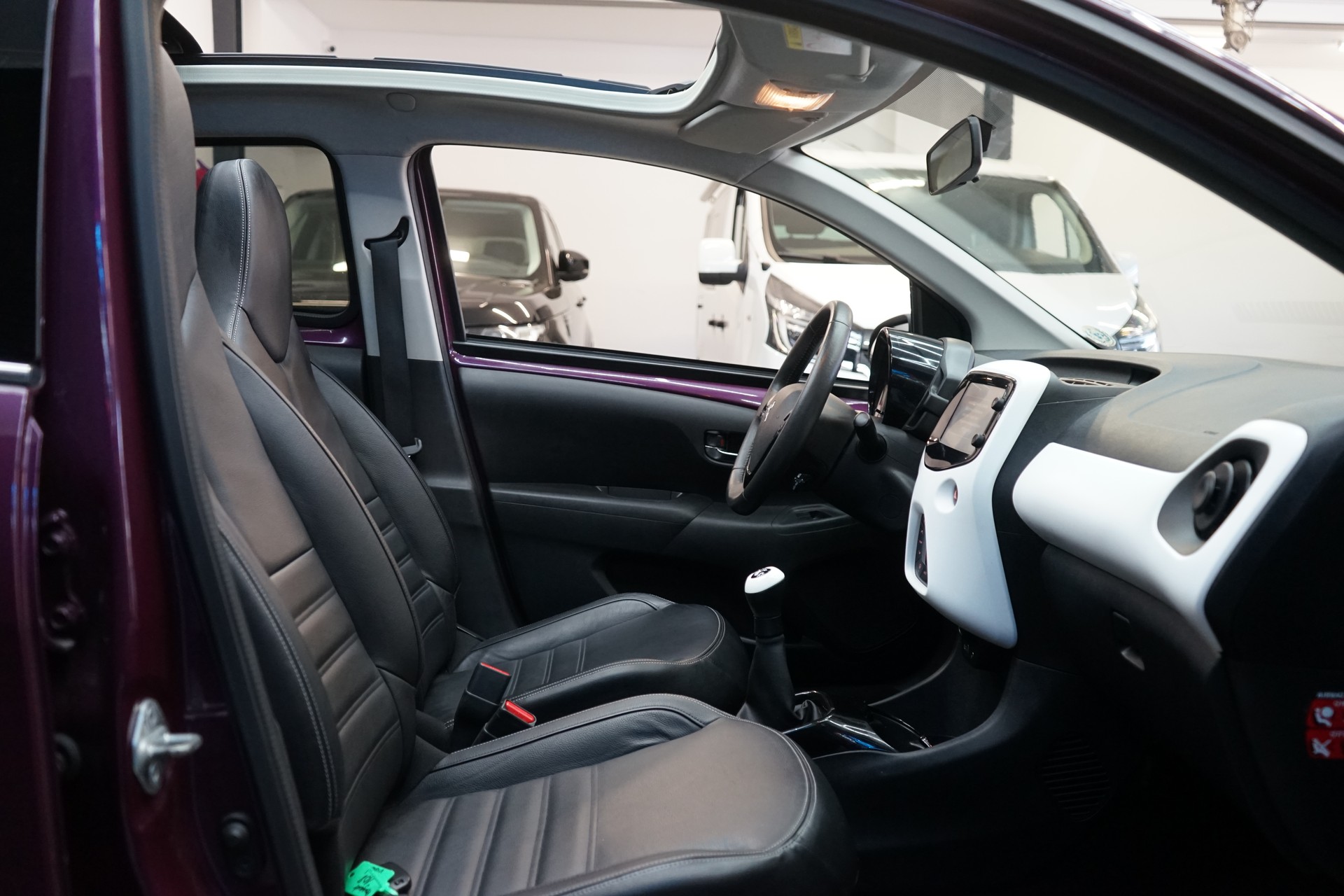 PEUGEOT 108 1.2 VTi Allure Top-image-4