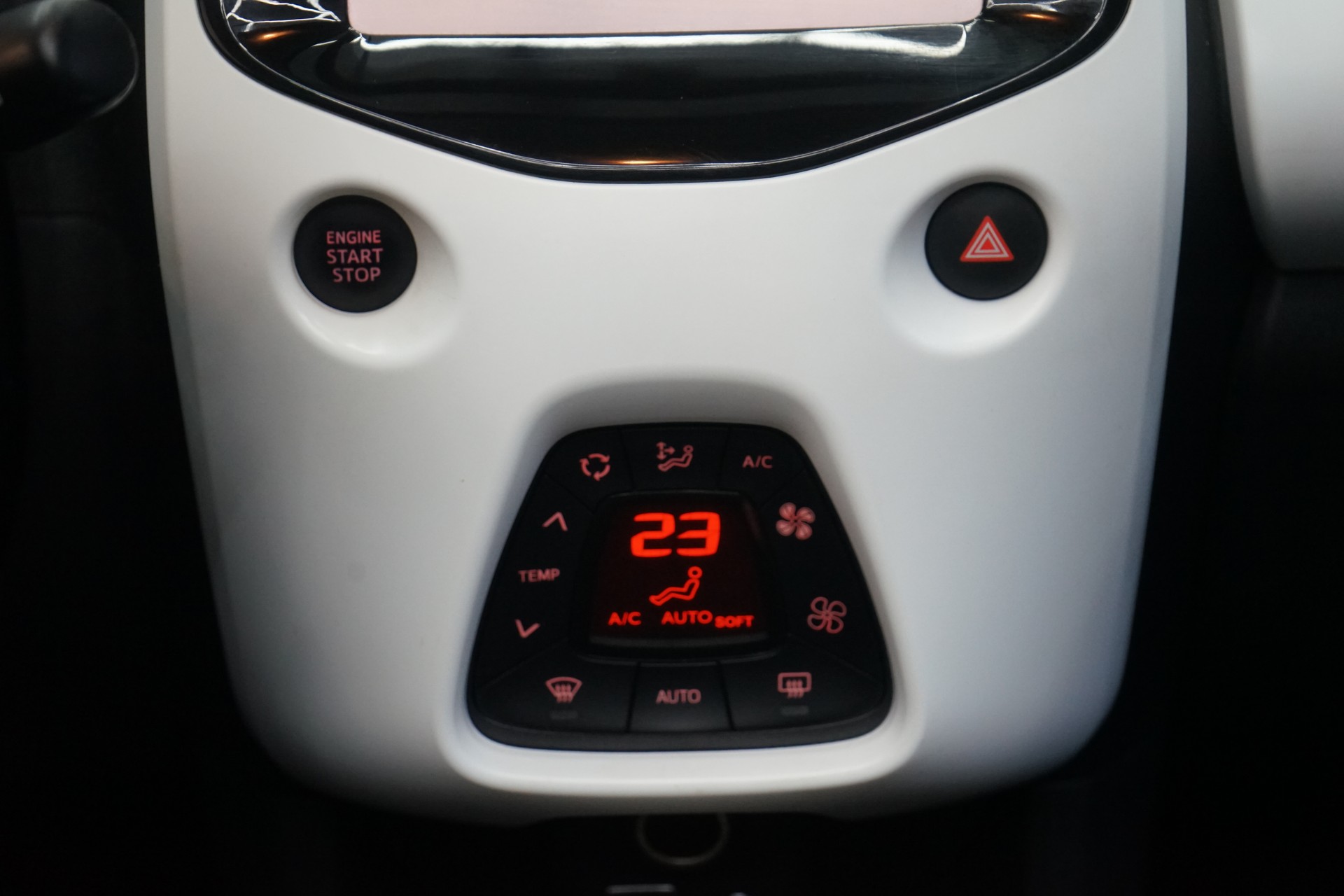 PEUGEOT 108 1.2 VTi Allure Top-image-12
