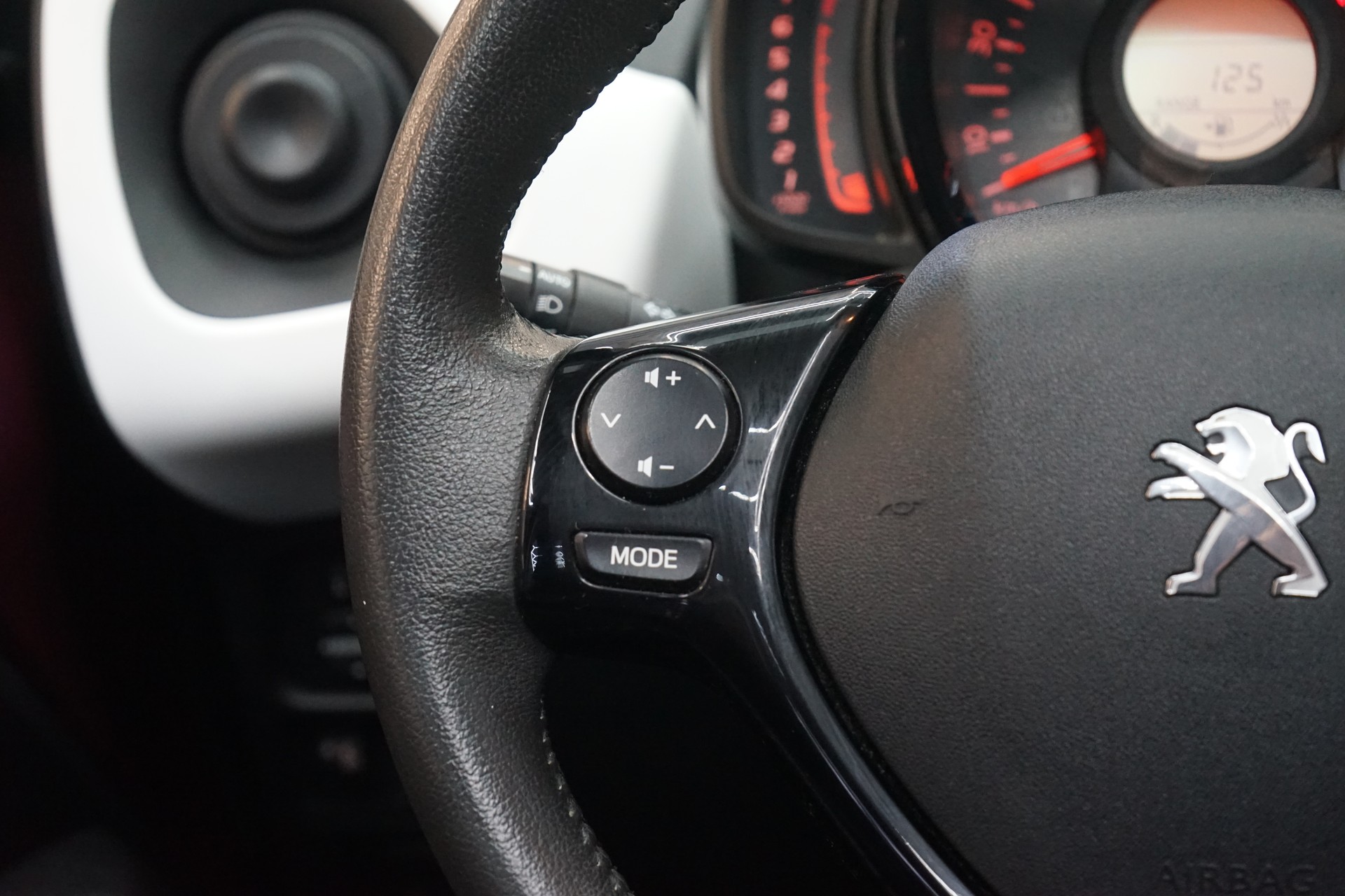 PEUGEOT 108 1.2 VTi Allure Top-image-8