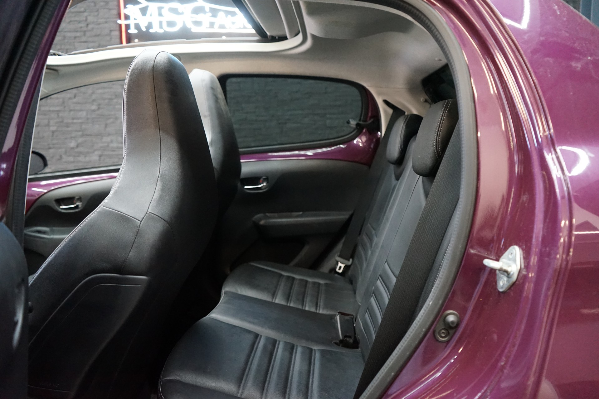 PEUGEOT 108 1.2 VTi Allure Top-image-17