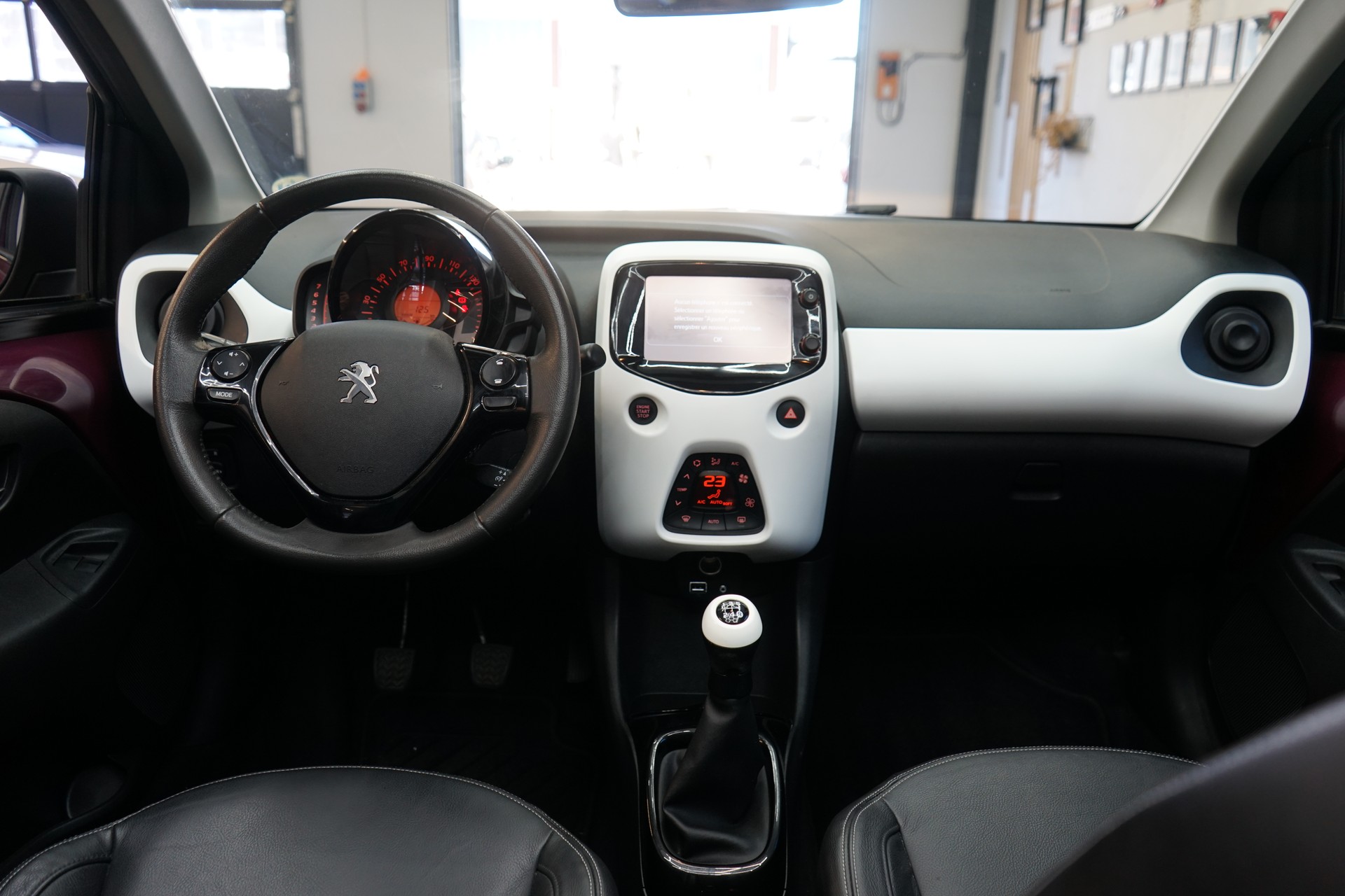 PEUGEOT 108 1.2 VTi Allure Top-image-6