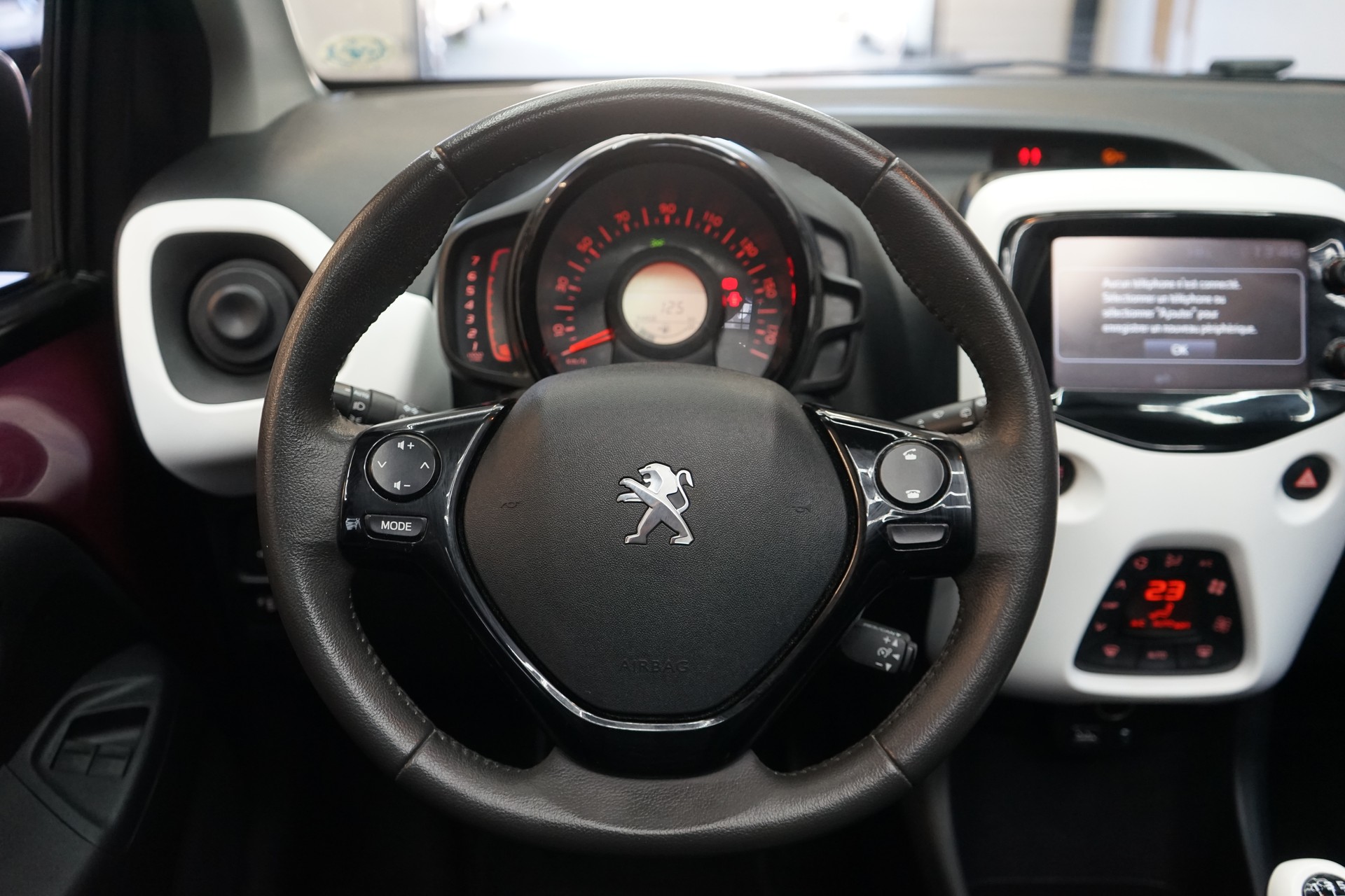 PEUGEOT 108 1.2 VTi Allure Top-image-7