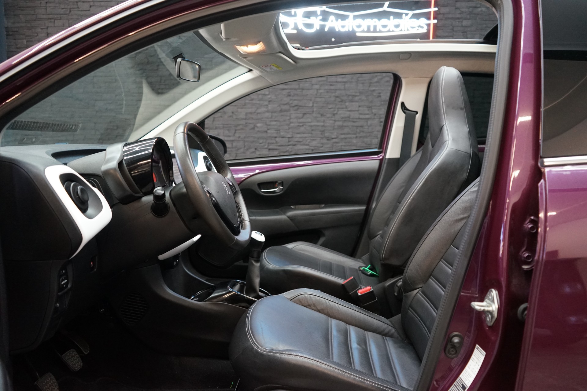 PEUGEOT 108 1.2 VTi Allure Top-image-3