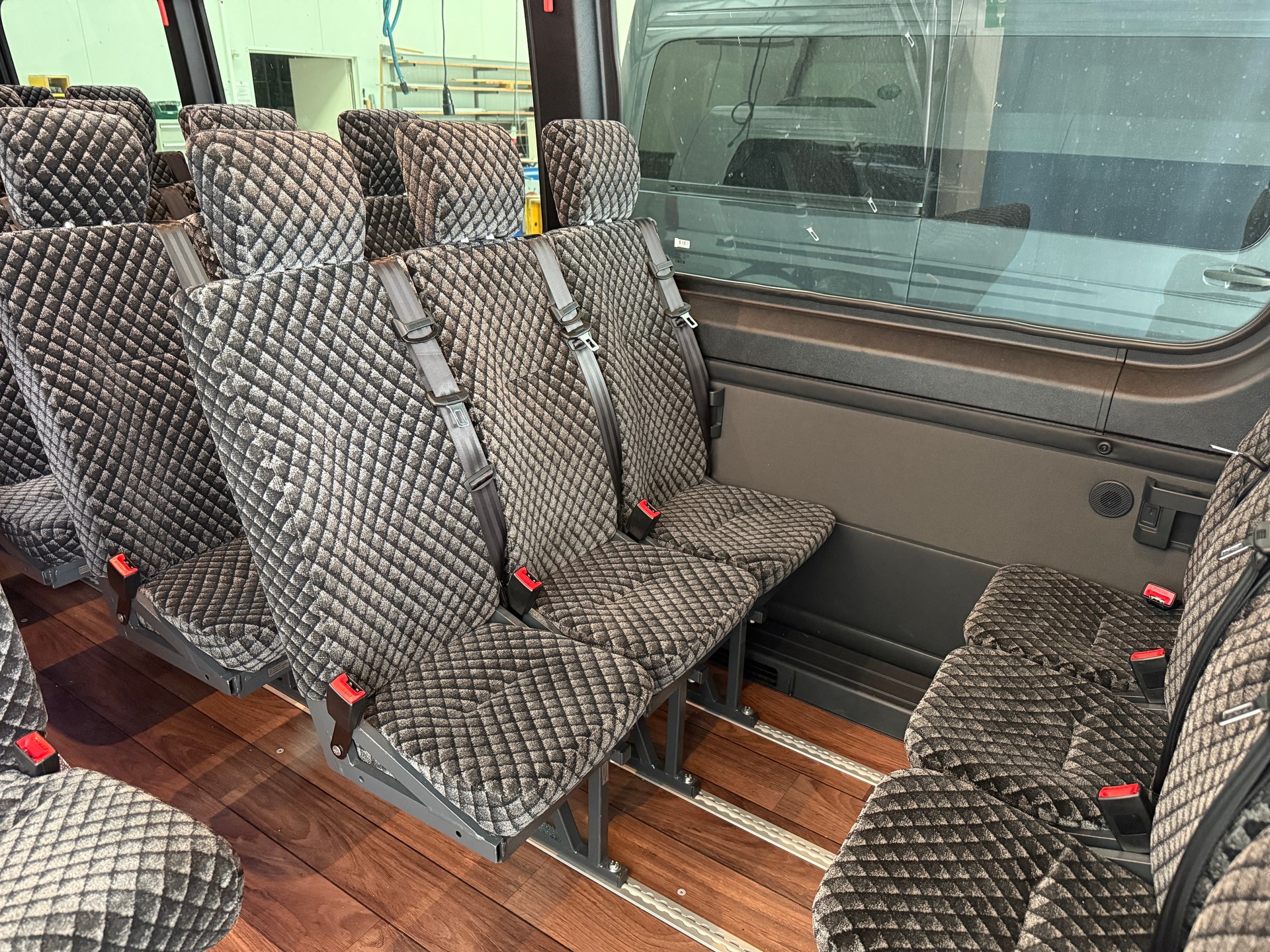 MERCEDES-BENZ Schulbus mit 31+1+1 = 33 Sitzplätzen-image-5