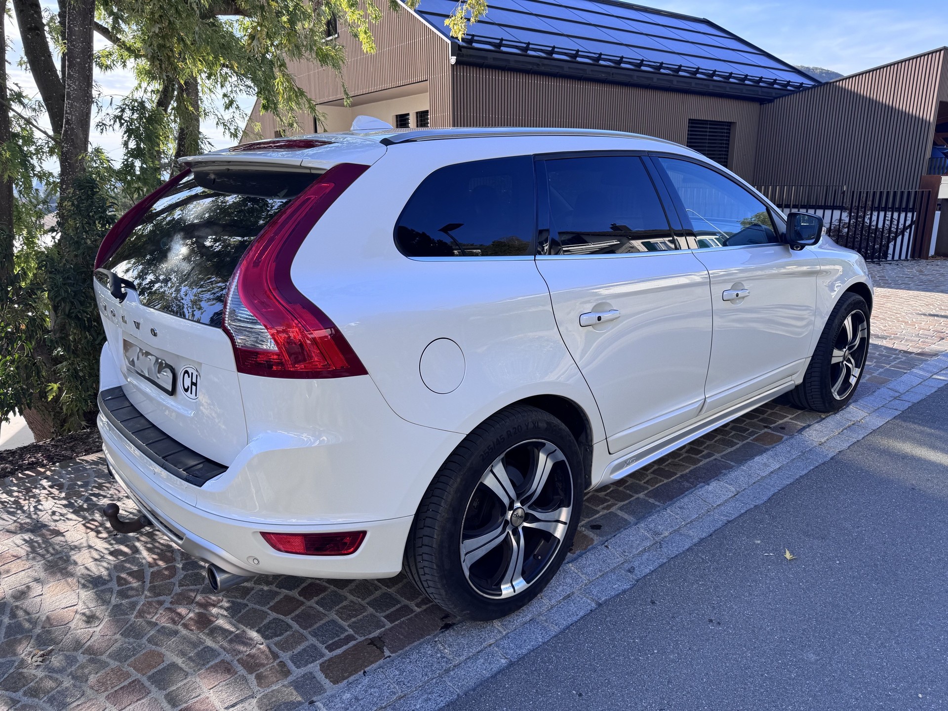 VOLVO 2.4 D3 R-Design AWD S/S-image-1