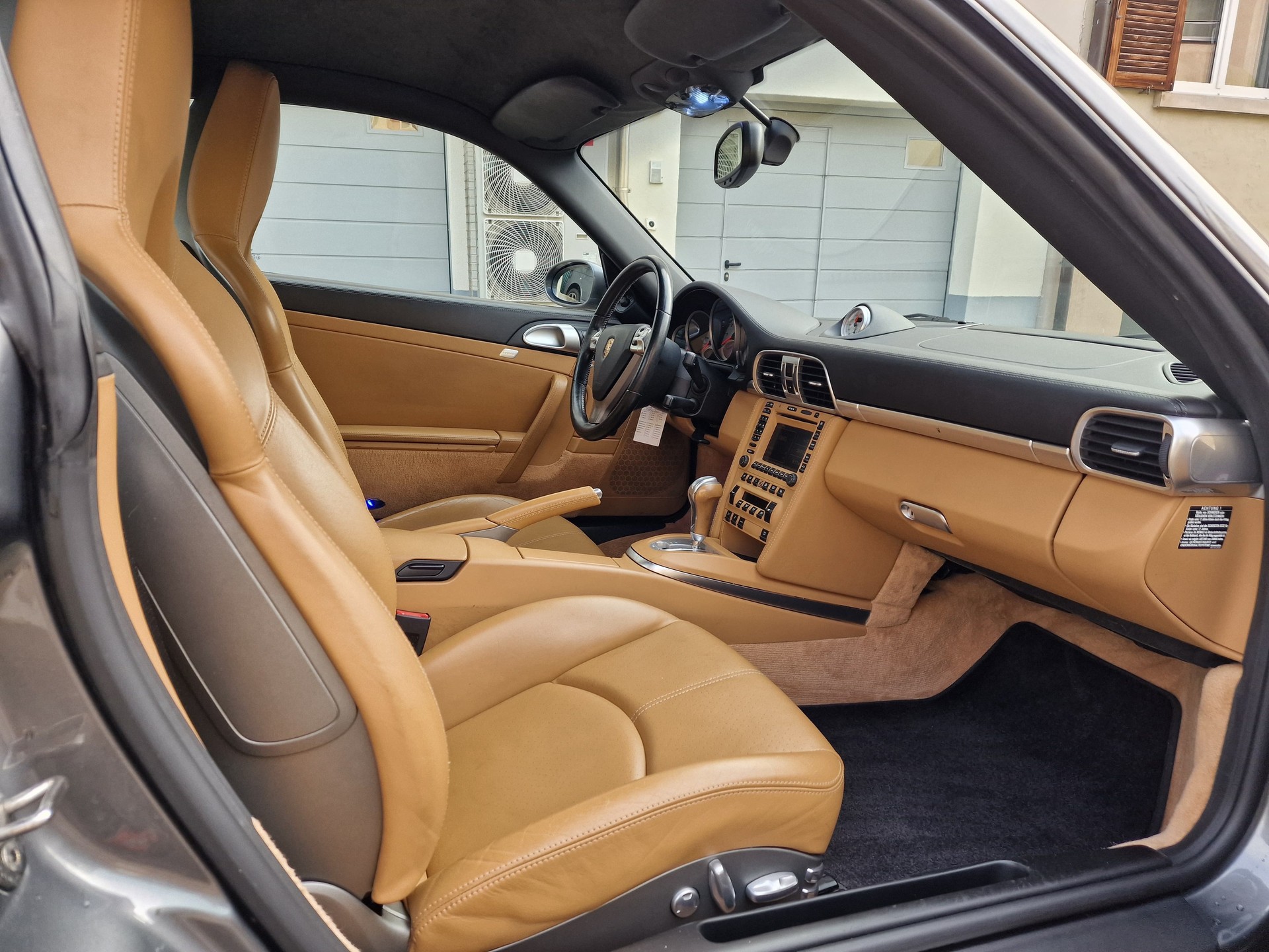 PORSCHE 911 Turbo-image-9