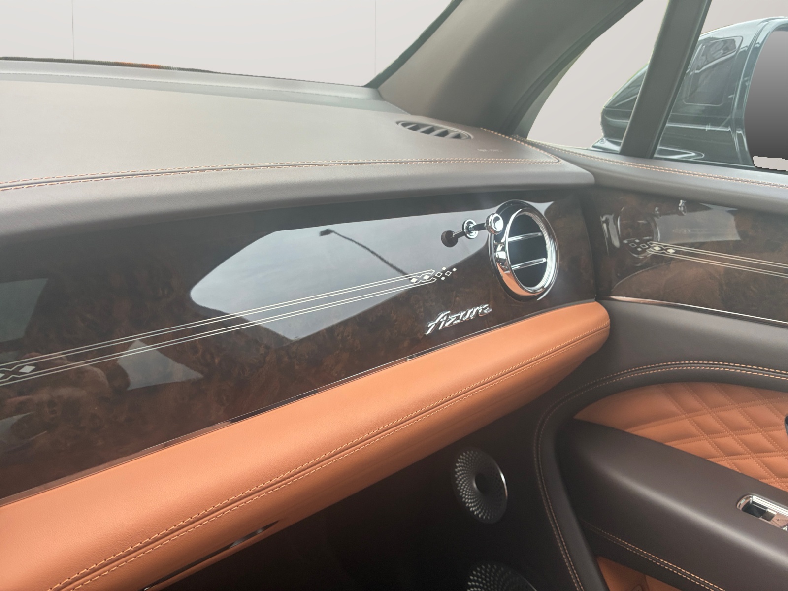 BENTLEY Bentayga Azure aus 1. Hand-image-16