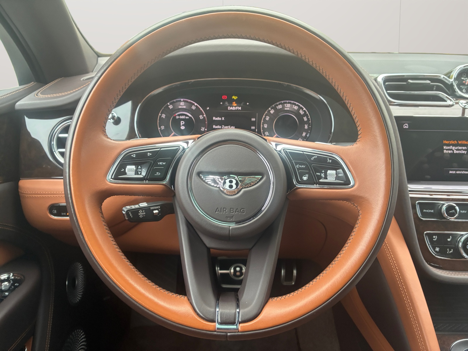 BENTLEY Bentayga Azure aus 1. Hand-image-12