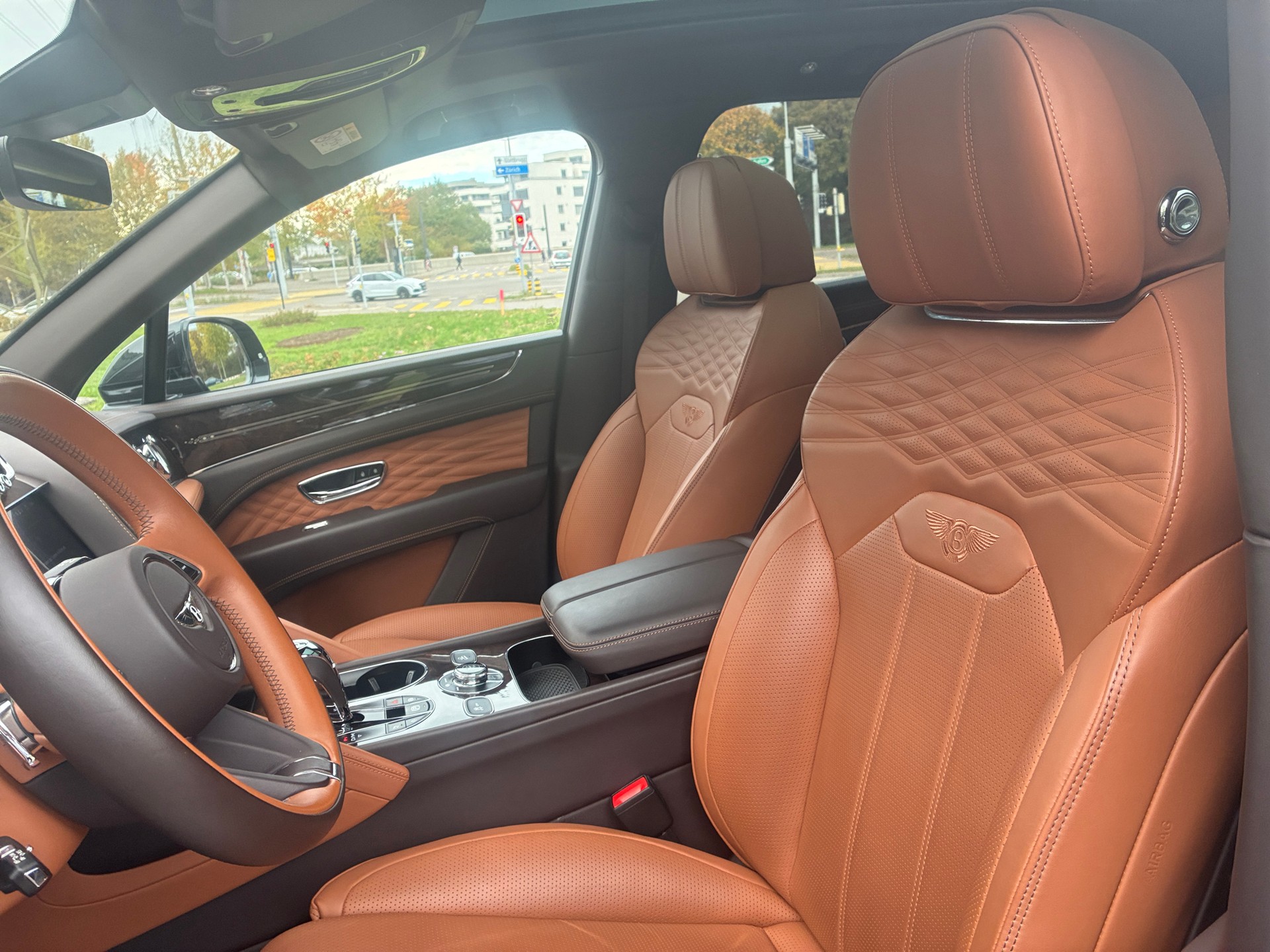 BENTLEY Bentayga Azure aus 1. Hand-image-11