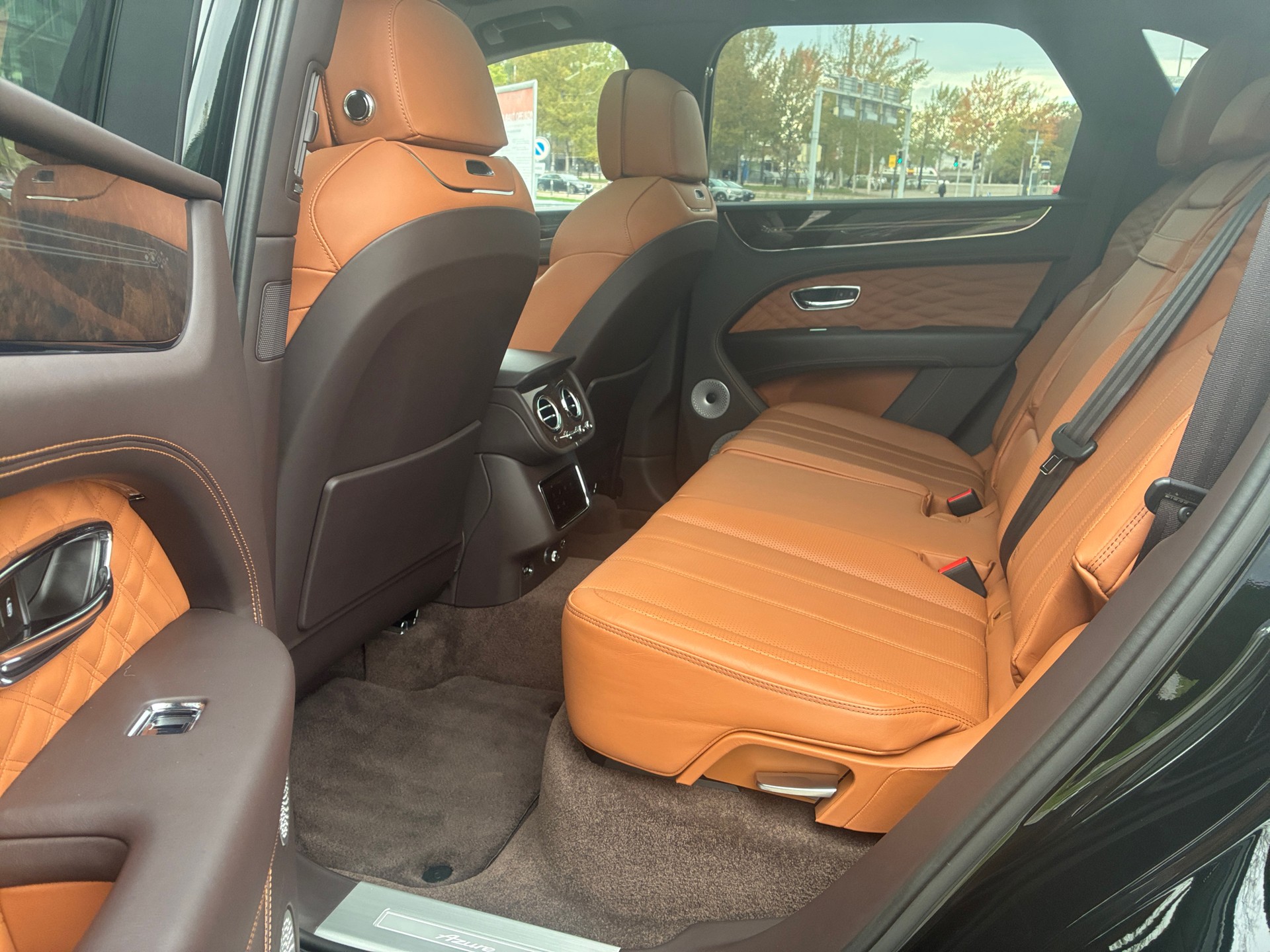 BENTLEY Bentayga Azure aus 1. Hand-image-14