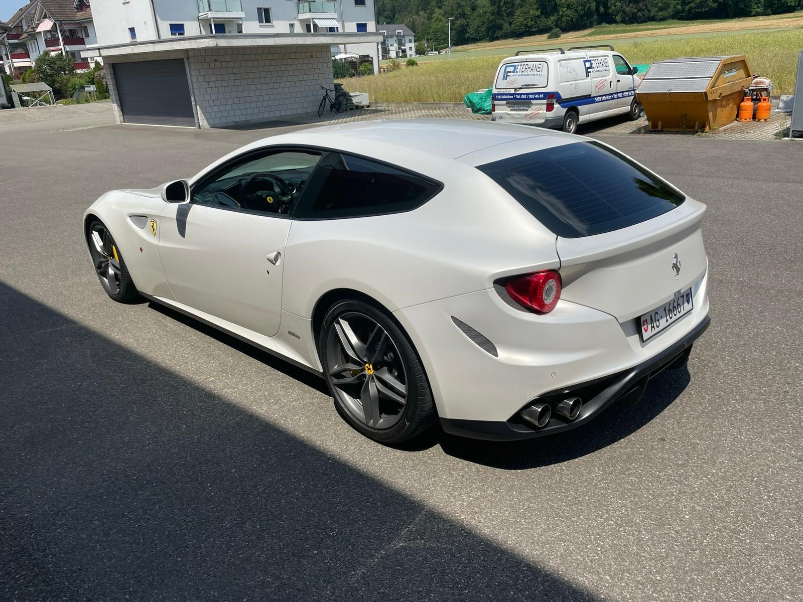 FERRARI FF Frisch ab Ferrari Service-image-1