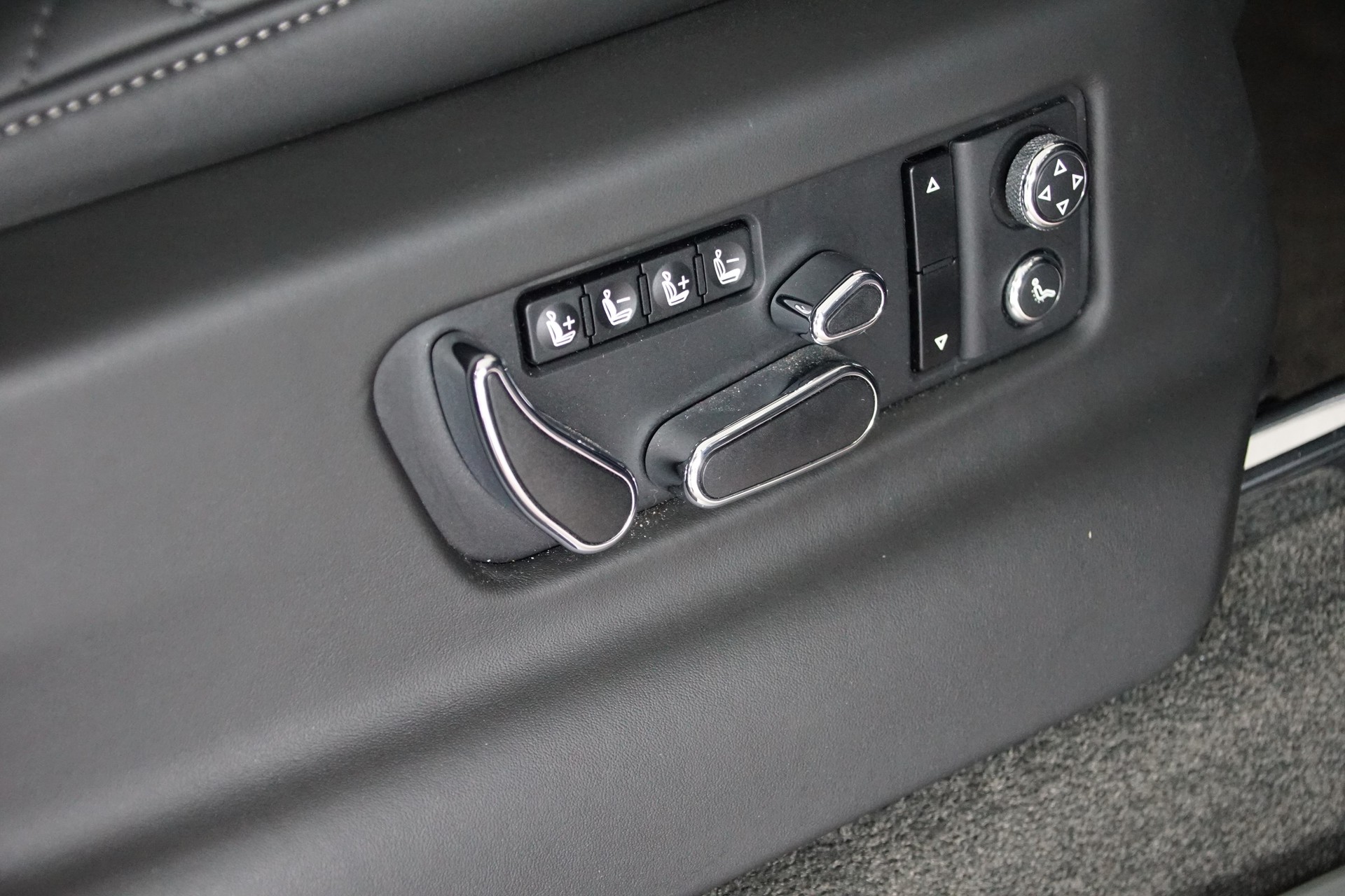 BENTLEY Bentayga V8 Jubilé Edt.-image-13