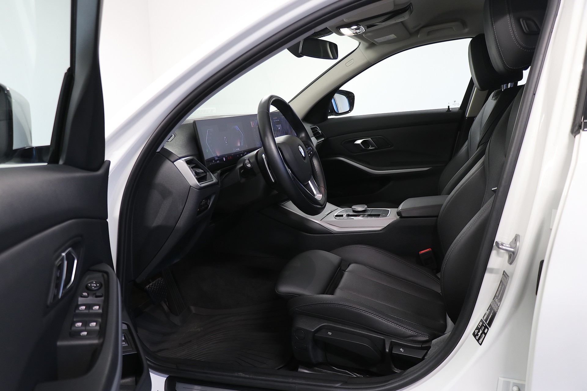 BMW 320d xDrive 48V Touring Steptronic-image-5