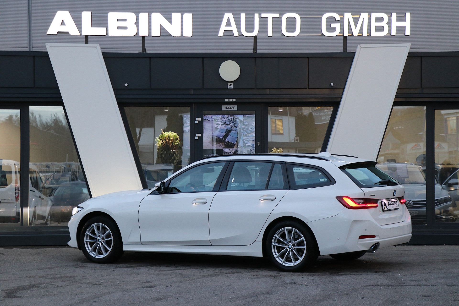 BMW 320d xDrive 48V Touring Steptronic-image-3