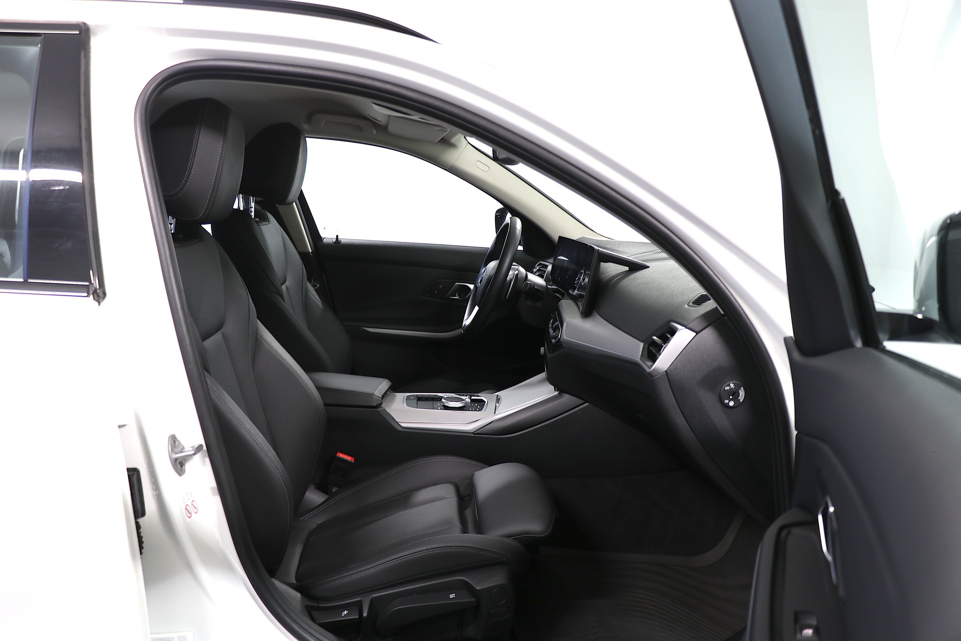 BMW 320d xDrive 48V Touring Steptronic-image-11