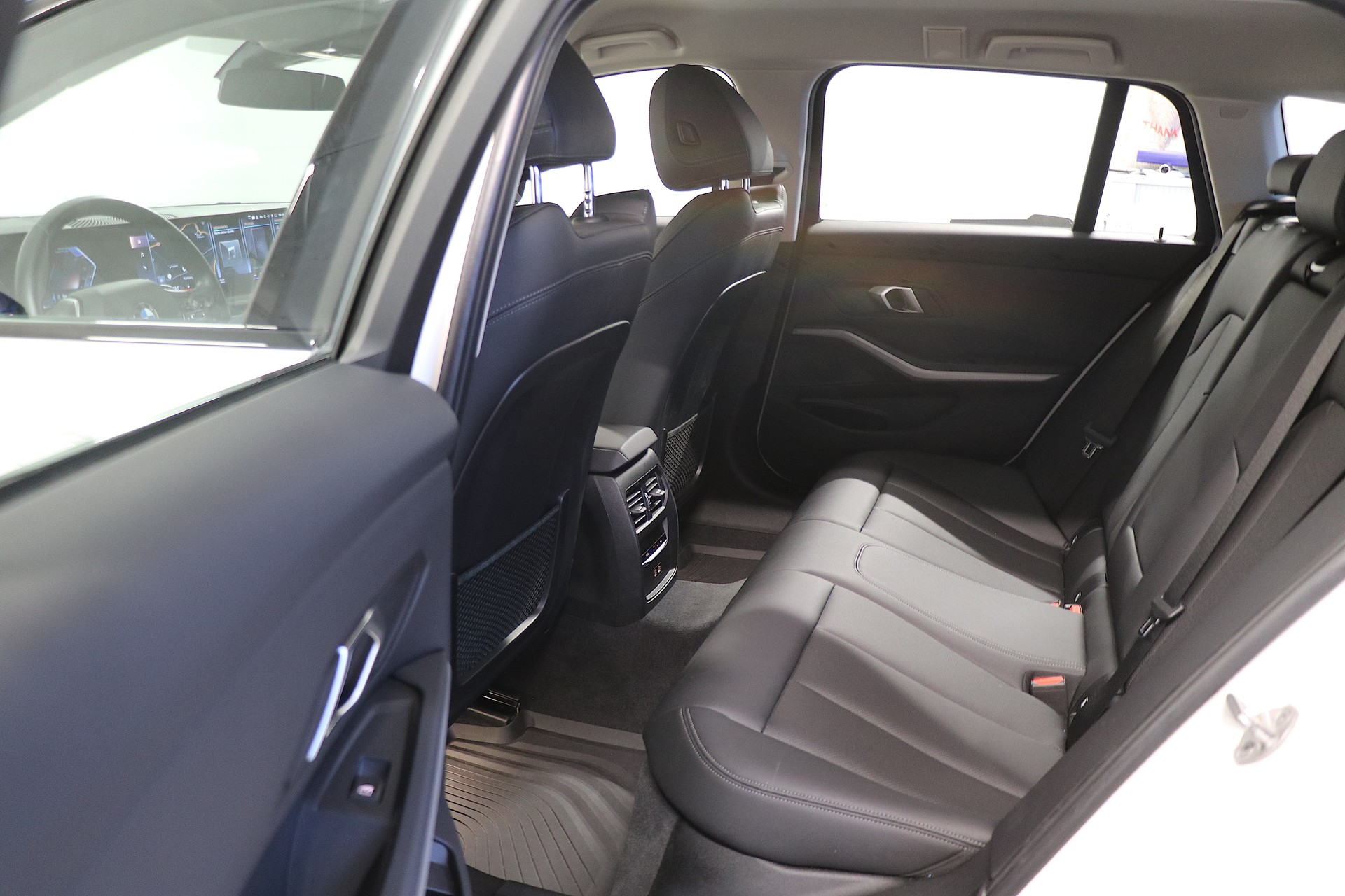 BMW 320d xDrive 48V Touring Steptronic-image-14