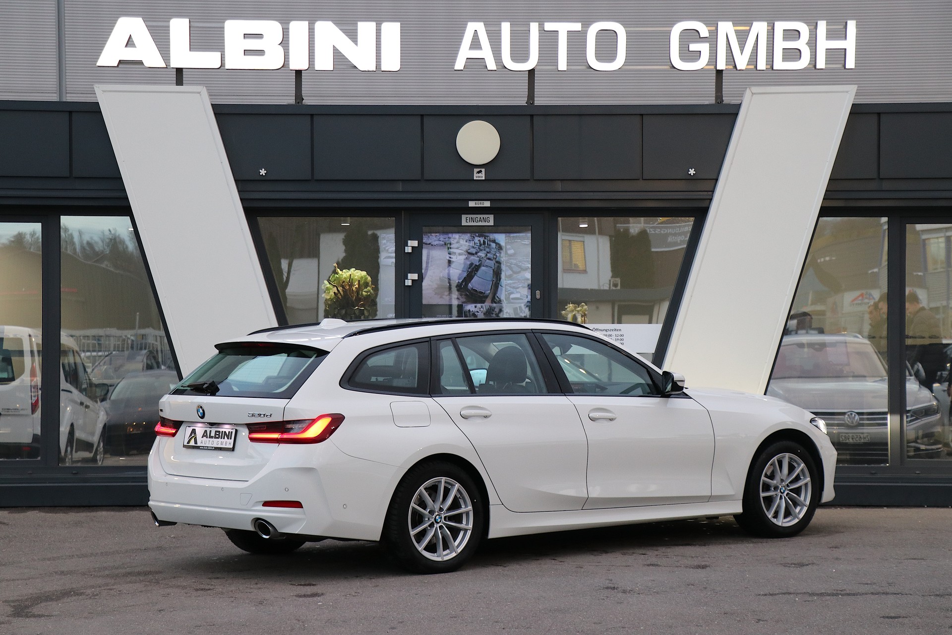 BMW 320d xDrive 48V Touring Steptronic-image-2