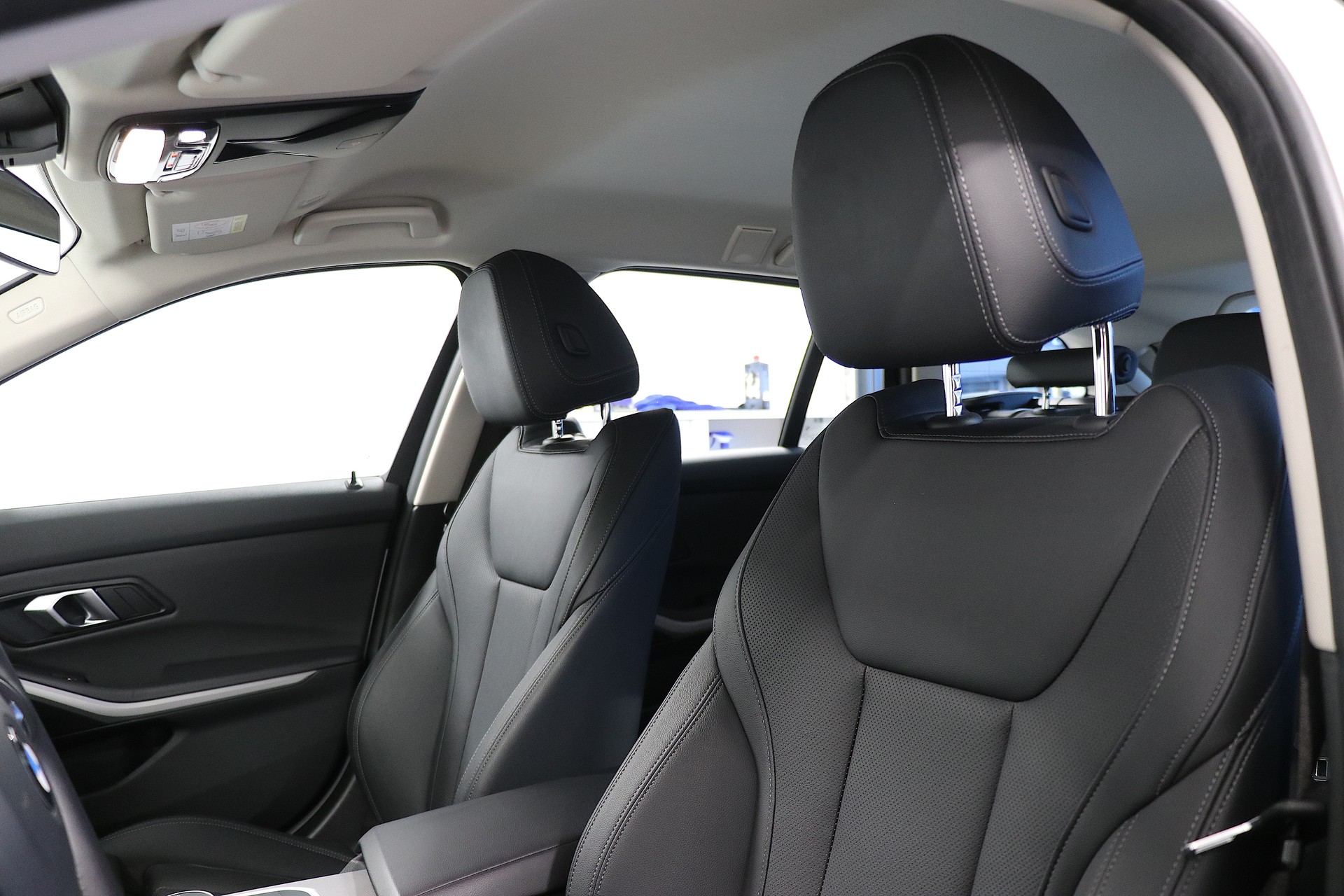 BMW 320d xDrive 48V Touring Steptronic-image-6