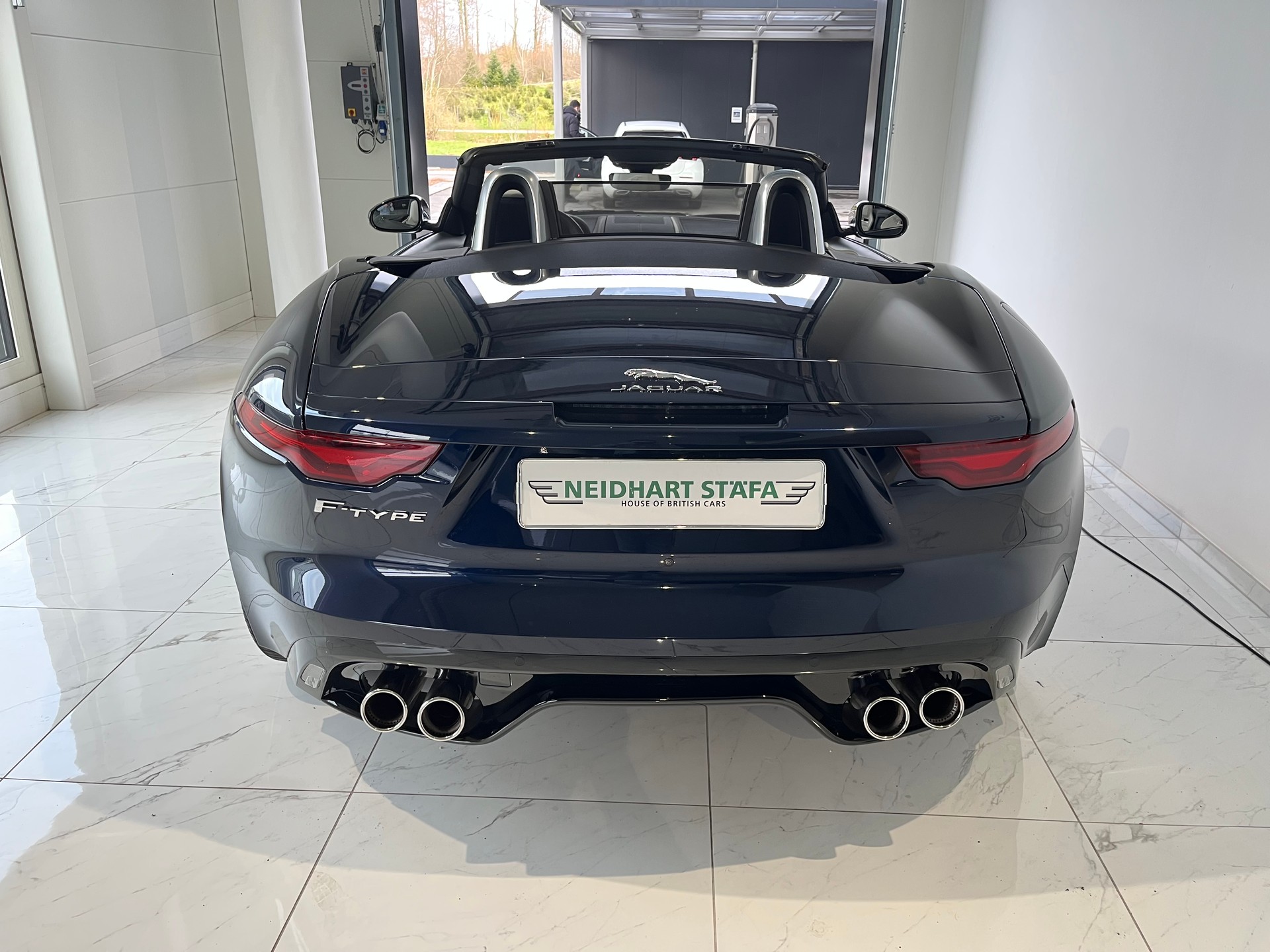 JAGUAR F-Type Convrtible 5.0 V8 R-Dynamic AWD Automatik-image-3