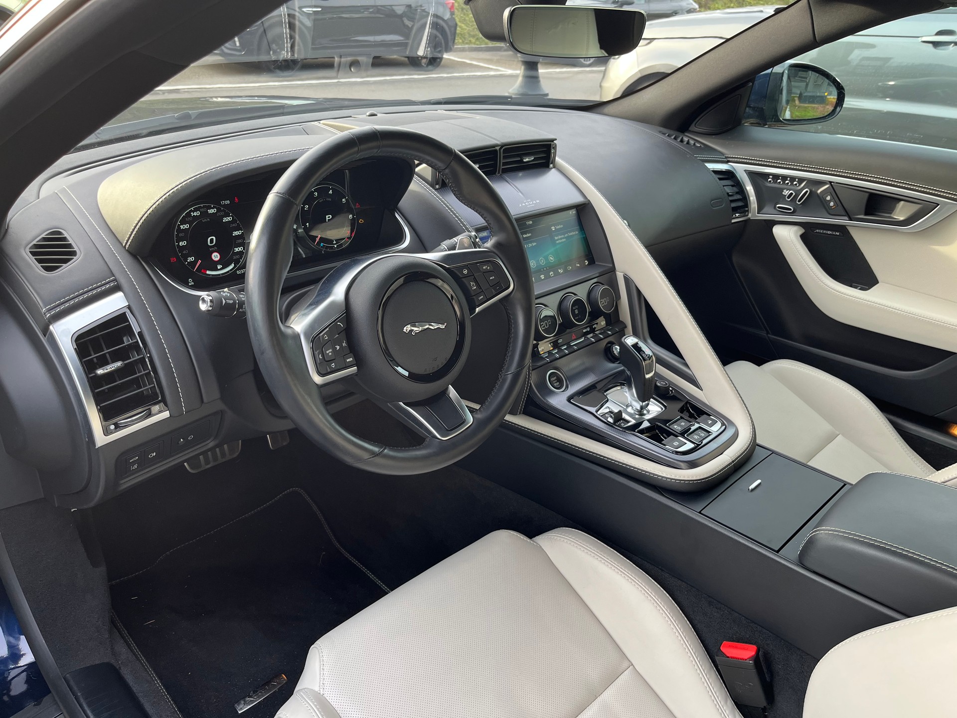 JAGUAR F-Type Convrtible 5.0 V8 R-Dynamic AWD Automatik-image-4