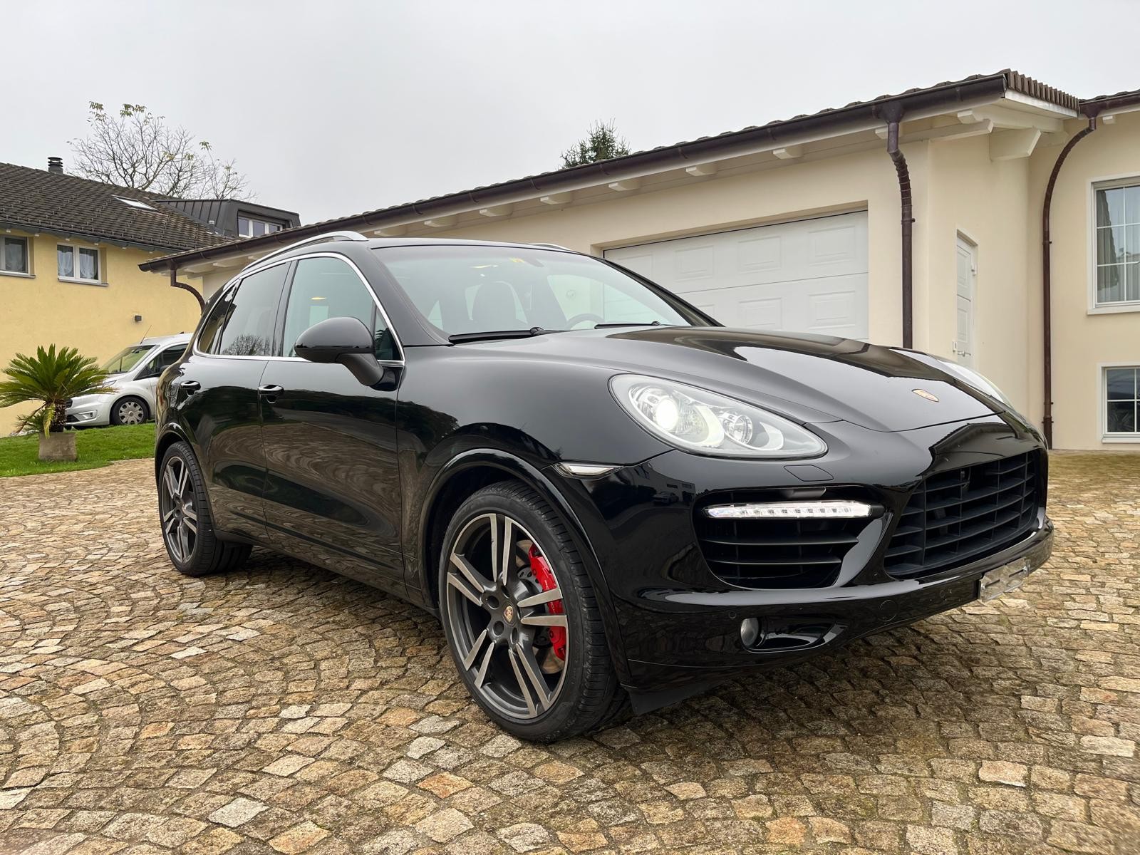 PORSCHE Cayenne Turbo-image-2