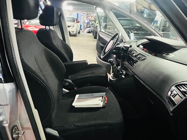 CITROEN C4 Picasso 1.6i 16V Attraction-image-9