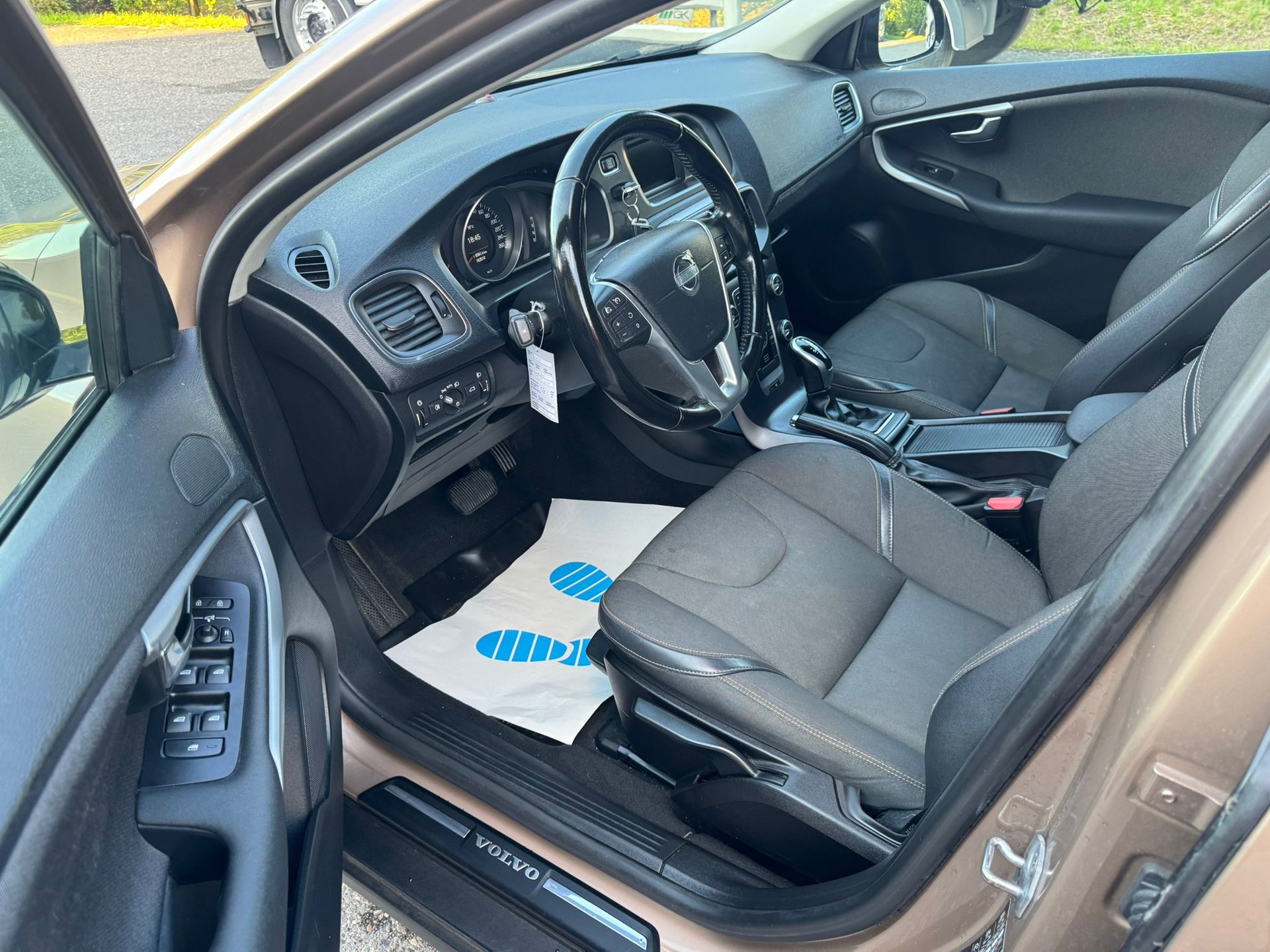 VOLVO V40 Cross Country D3 Geartronic-image-10