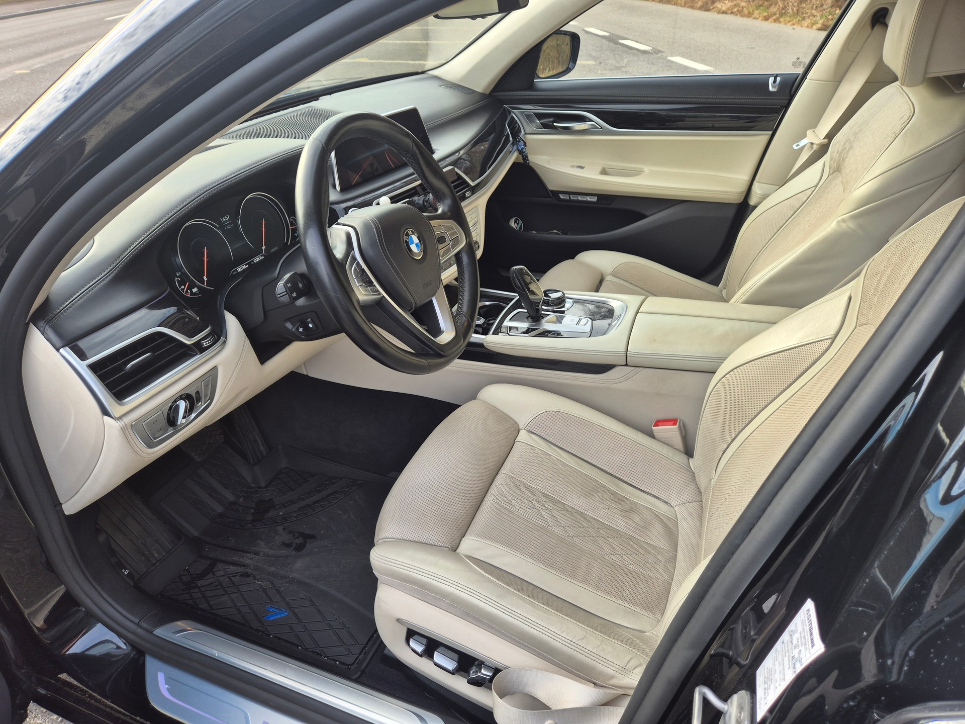 BMW 750i xDrive Steptronic-image-9