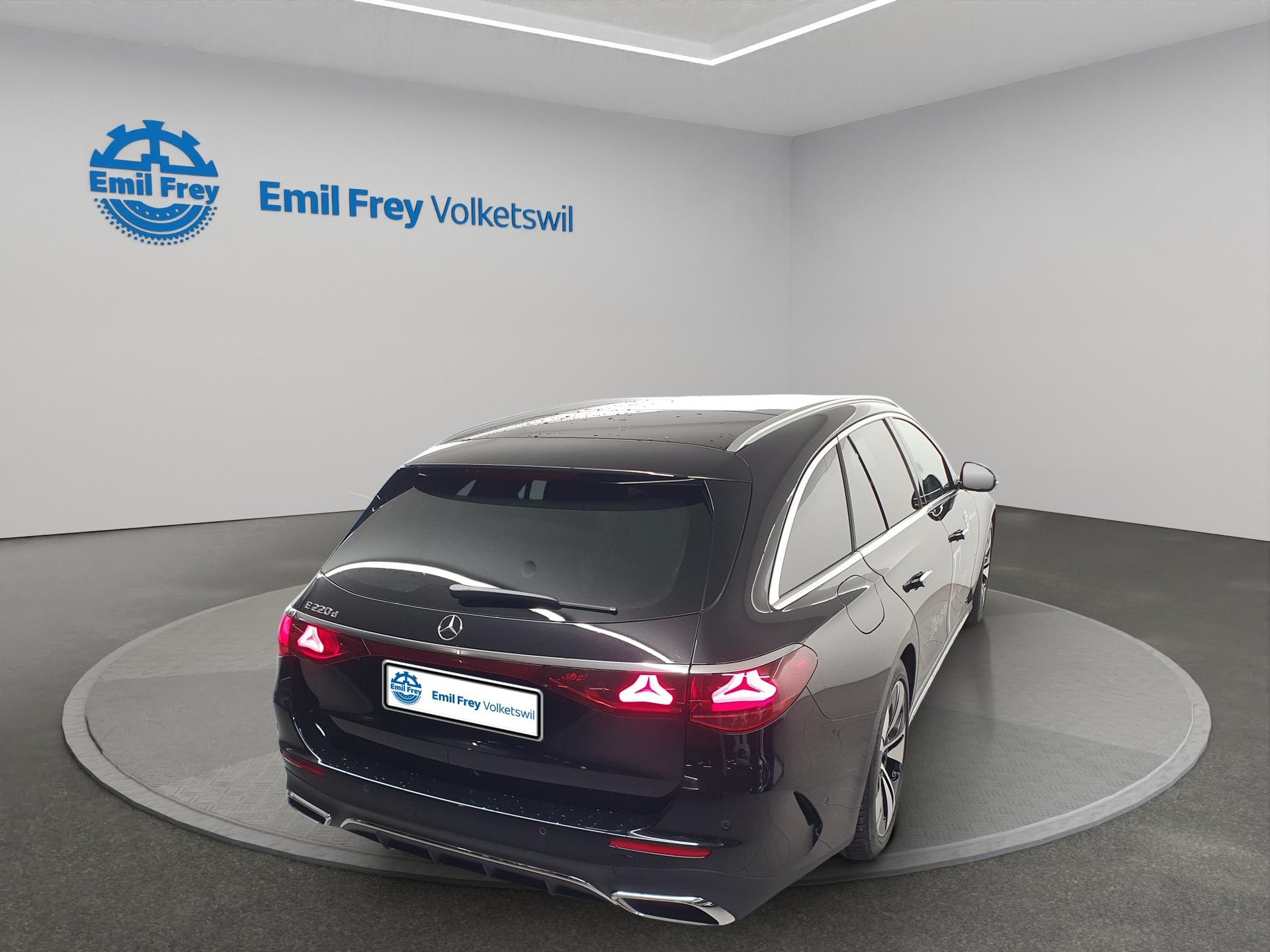 MERCEDES-BENZ E 220 d AMG Line Kombi-image-2