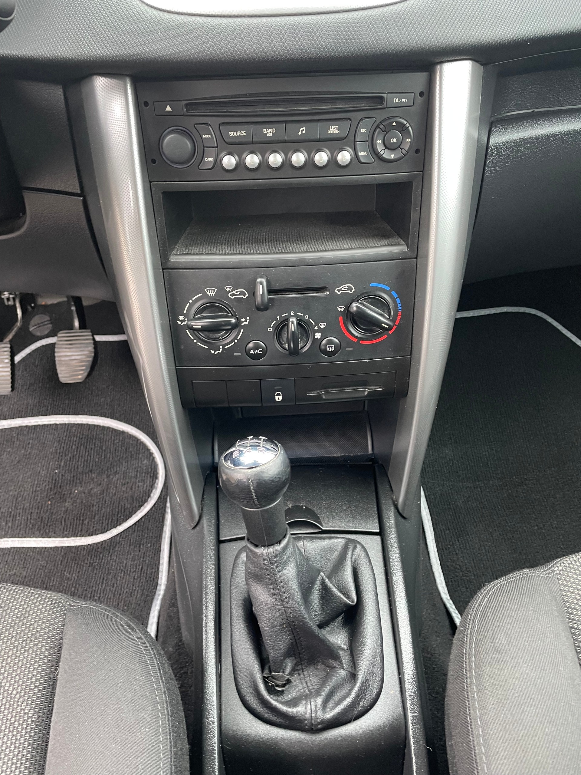 PEUGEOT 207 1.4 16V Trendy-image-10