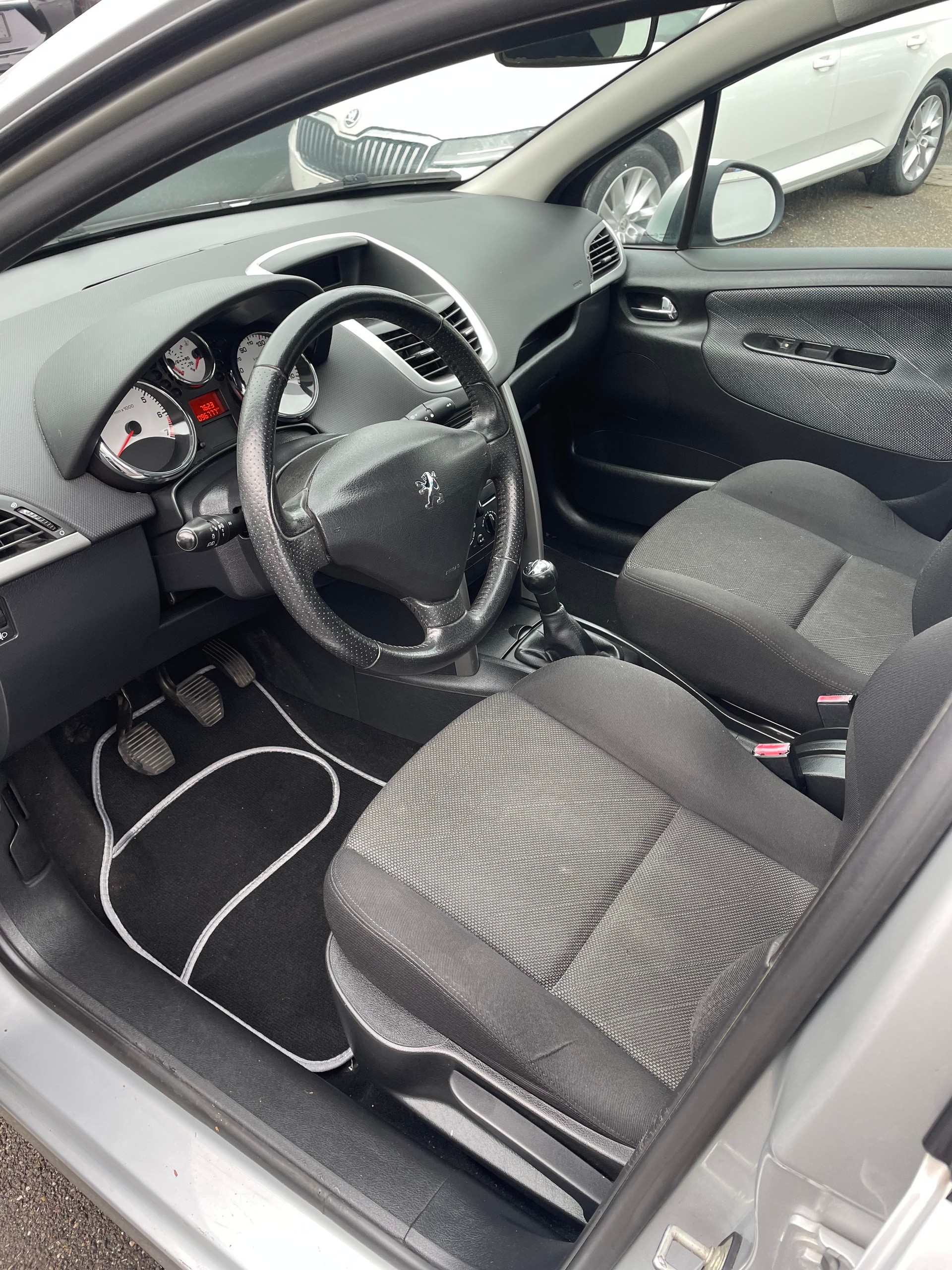 PEUGEOT 207 1.4 16V Trendy-image-6