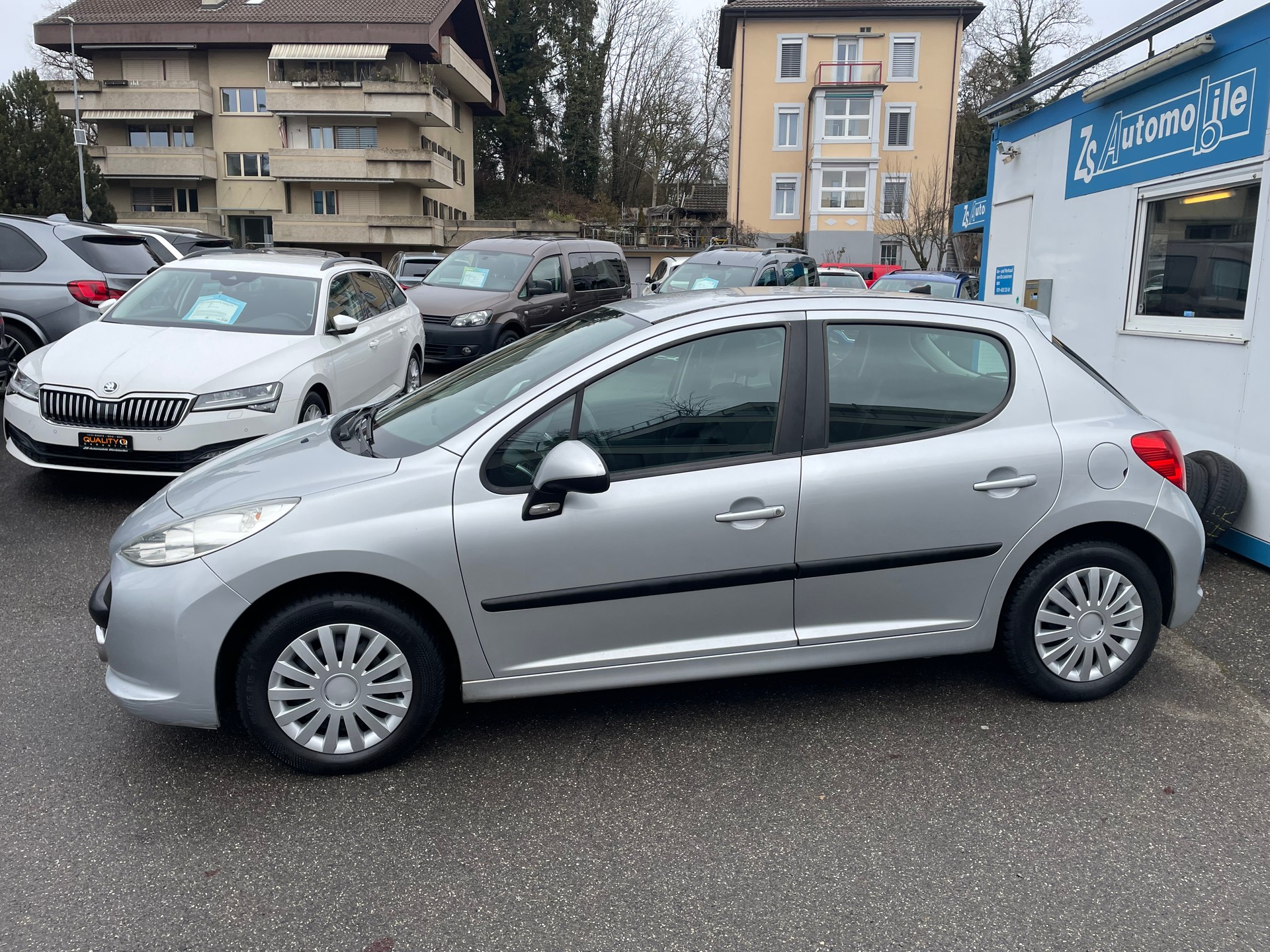 PEUGEOT 207 1.4 16V Trendy-image-1