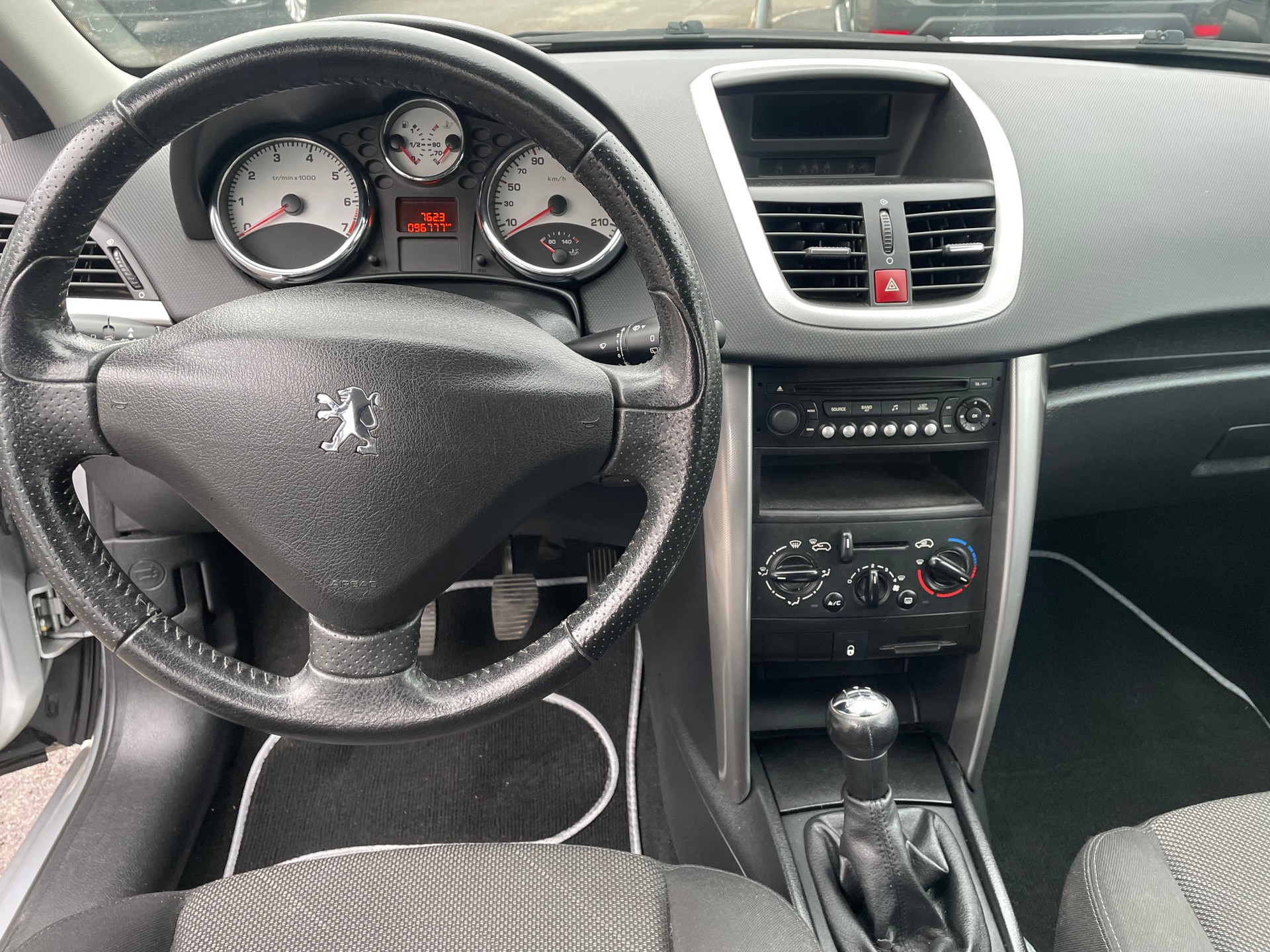 PEUGEOT 207 1.4 16V Trendy-image-9