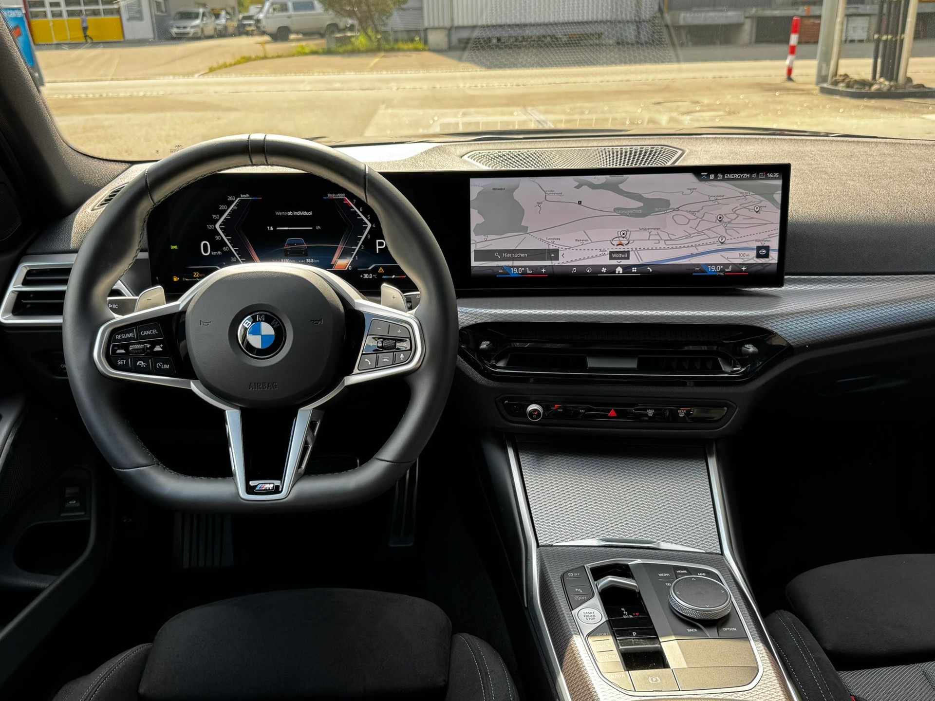BMW 330i Touring xDrive Steptronic M Sport *Shadow-Line**Live Cockpit**245PS**Modell 2025*-image-11