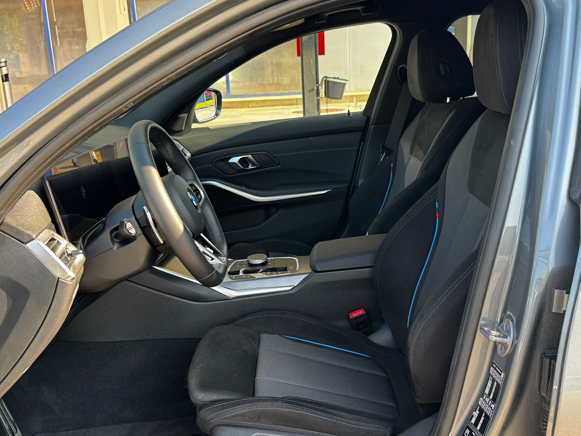 BMW 330i Touring xDrive Steptronic M Sport *Shadow-Line**Live Cockpit**245PS**Modell 2025*-image-10