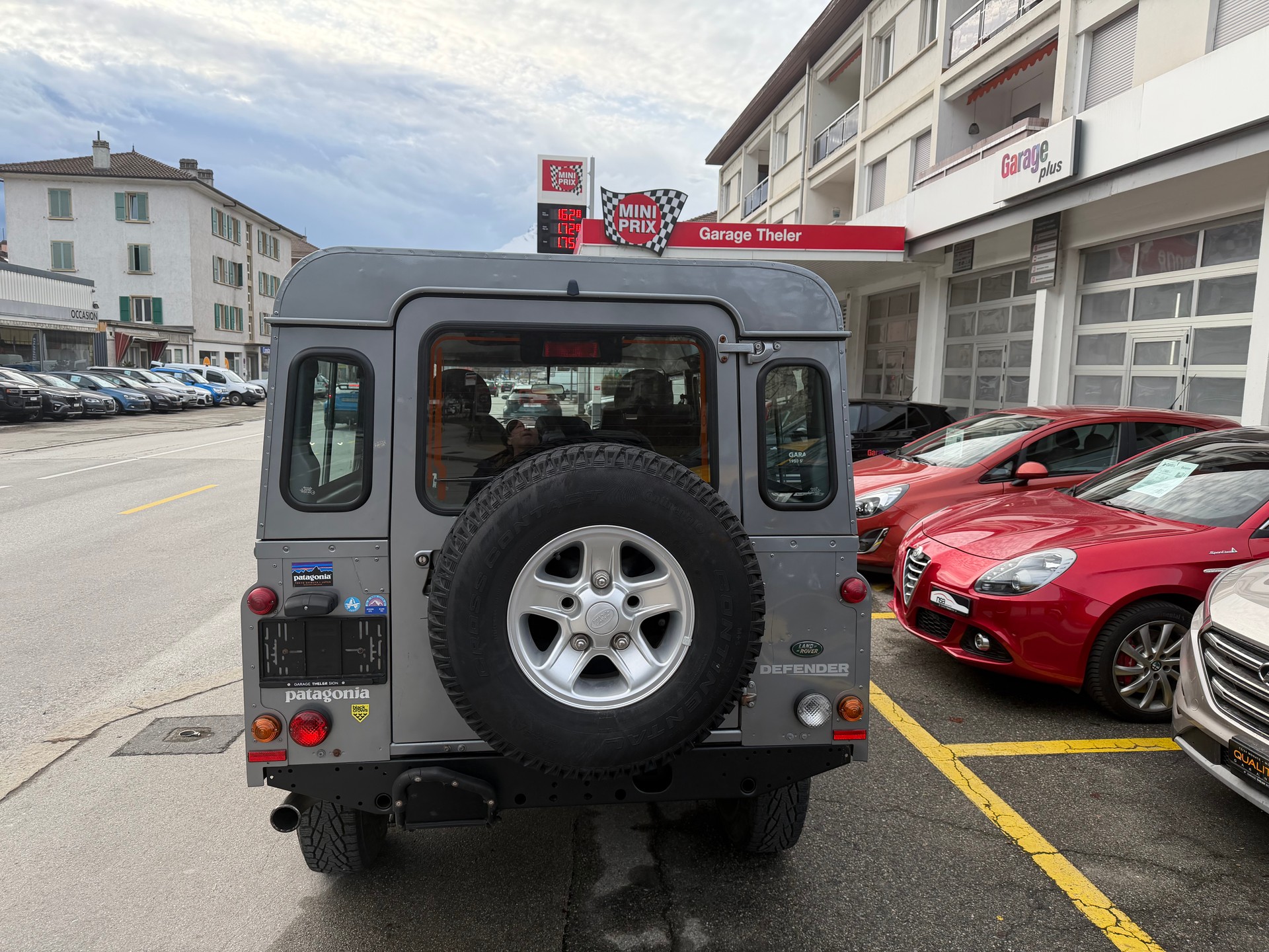 LAND ROVER Defender 110 2.4 Td4 Station Wagon-image-5