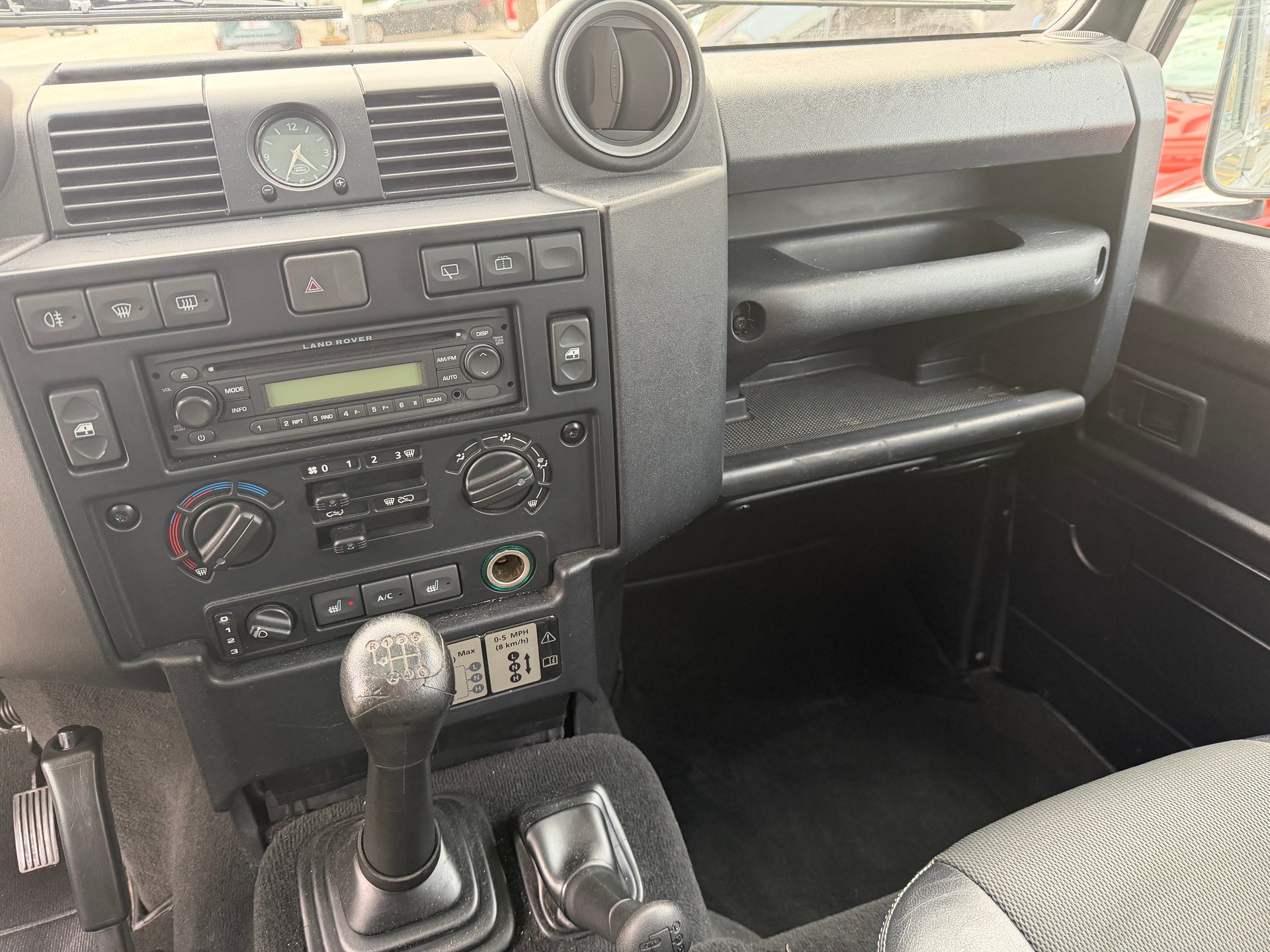 LAND ROVER Defender 110 2.4 Td4 Station Wagon-image-14