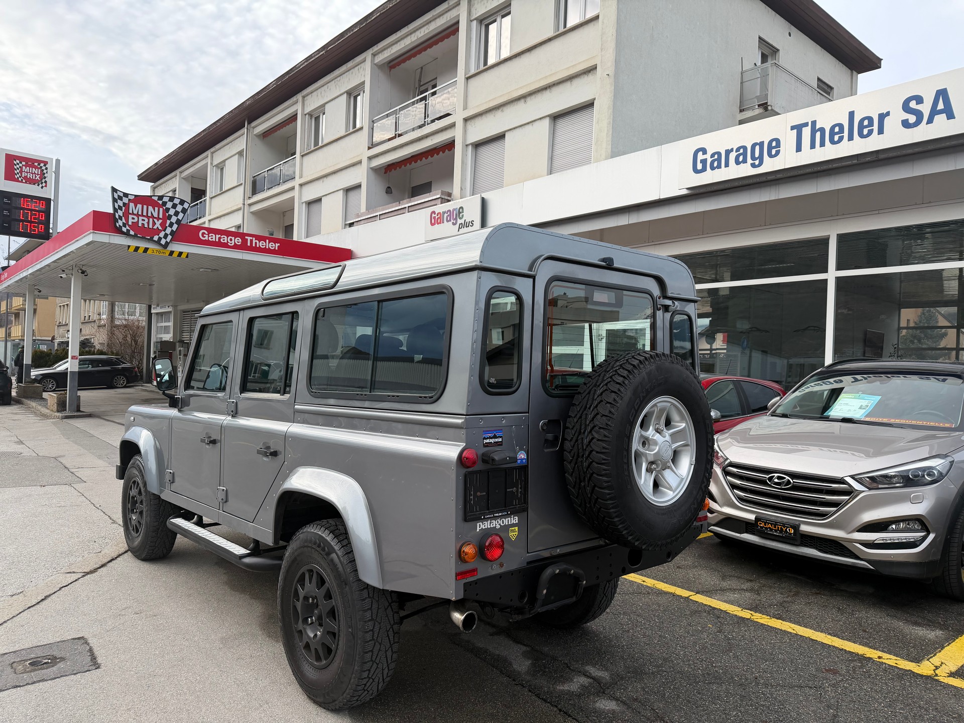 LAND ROVER Defender 110 2.4 Td4 Station Wagon-image-6