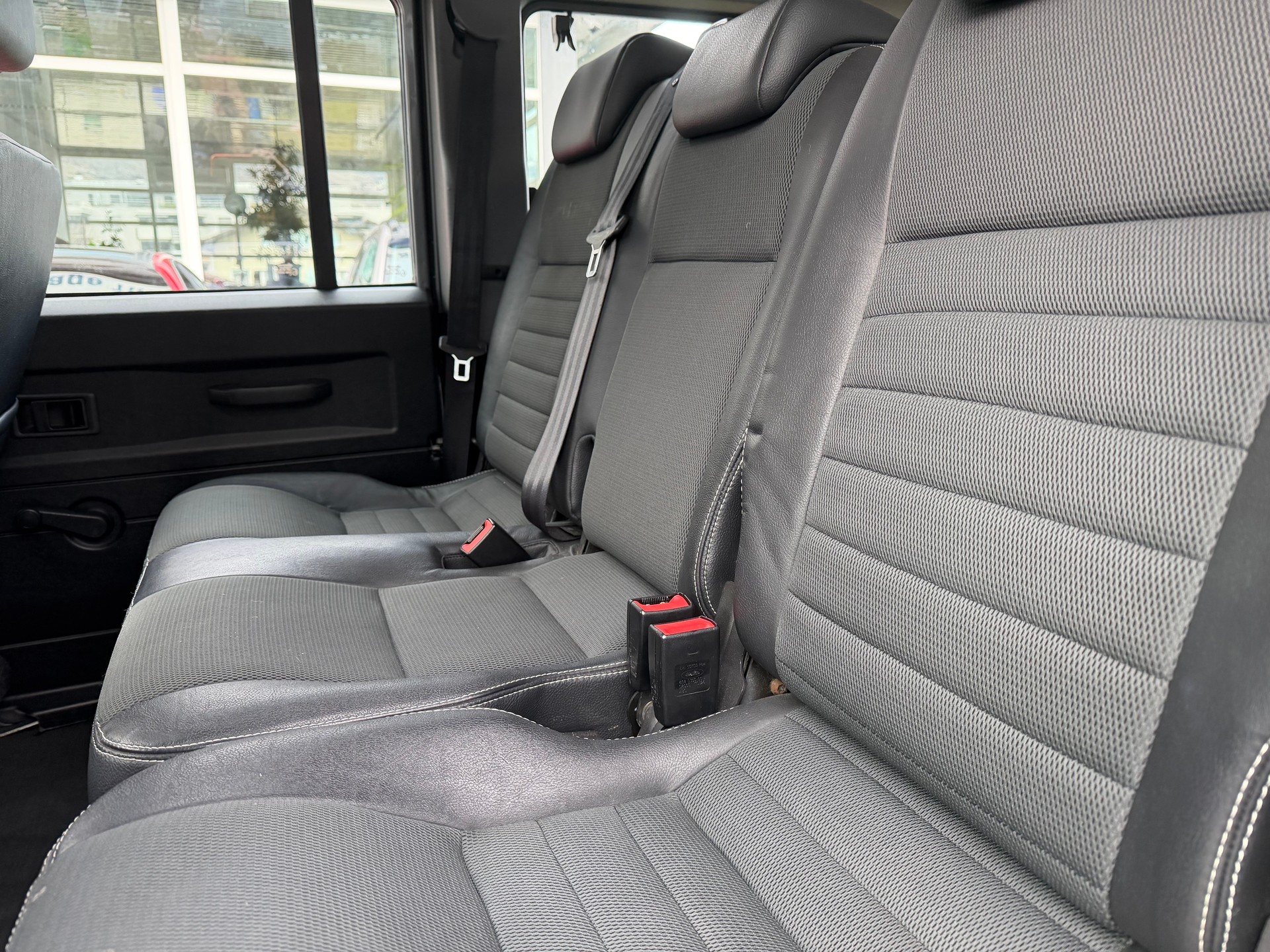 LAND ROVER Defender 110 2.4 Td4 Station Wagon-image-18
