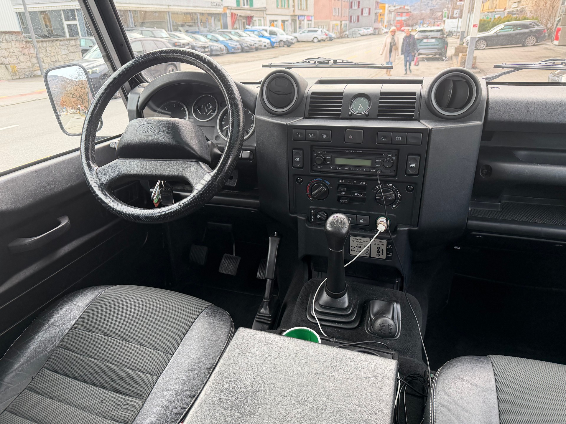 LAND ROVER Defender 110 2.4 Td4 Station Wagon-image-17