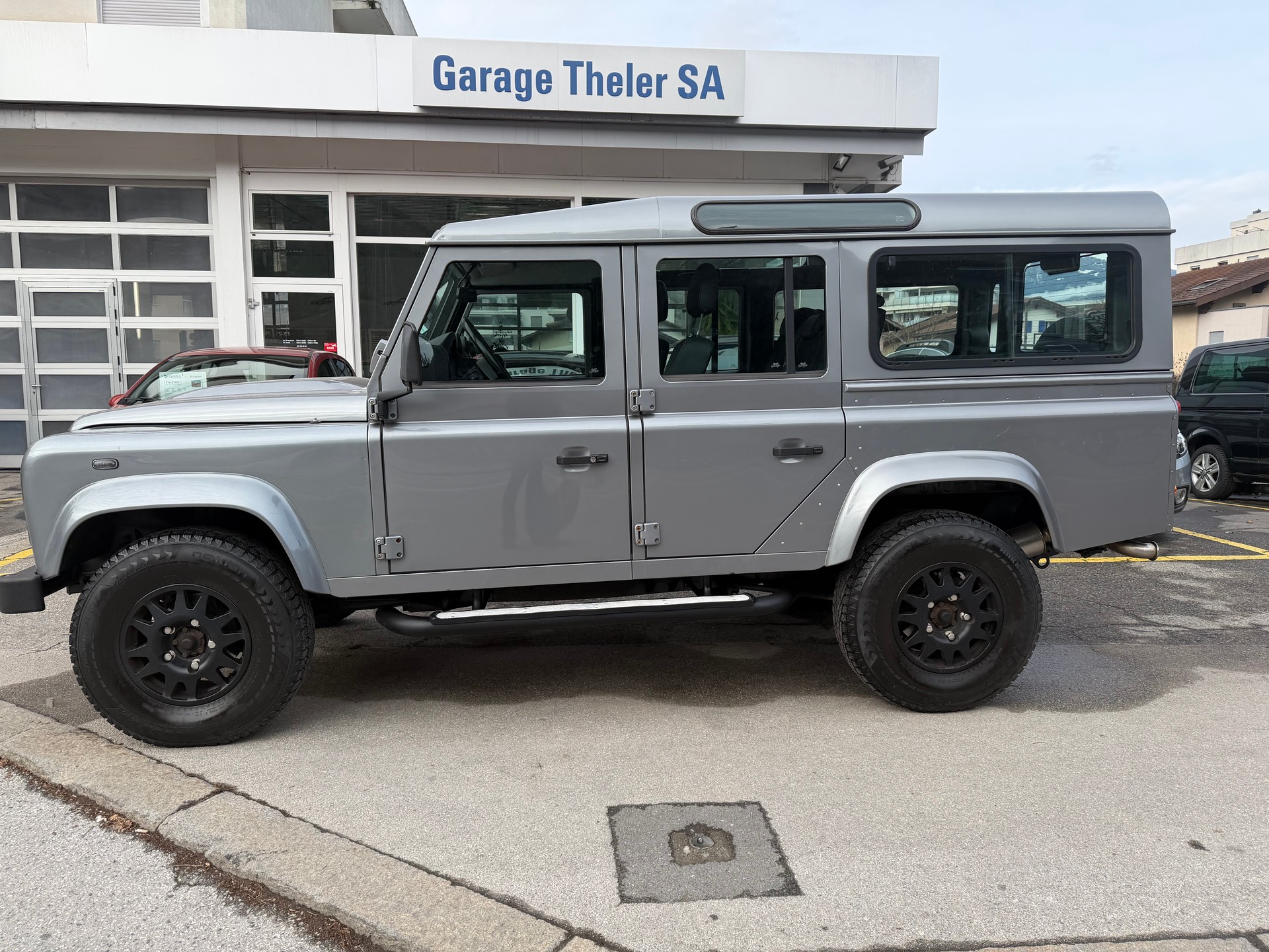 LAND ROVER Defender 110 2.4 Td4 Station Wagon-image-2