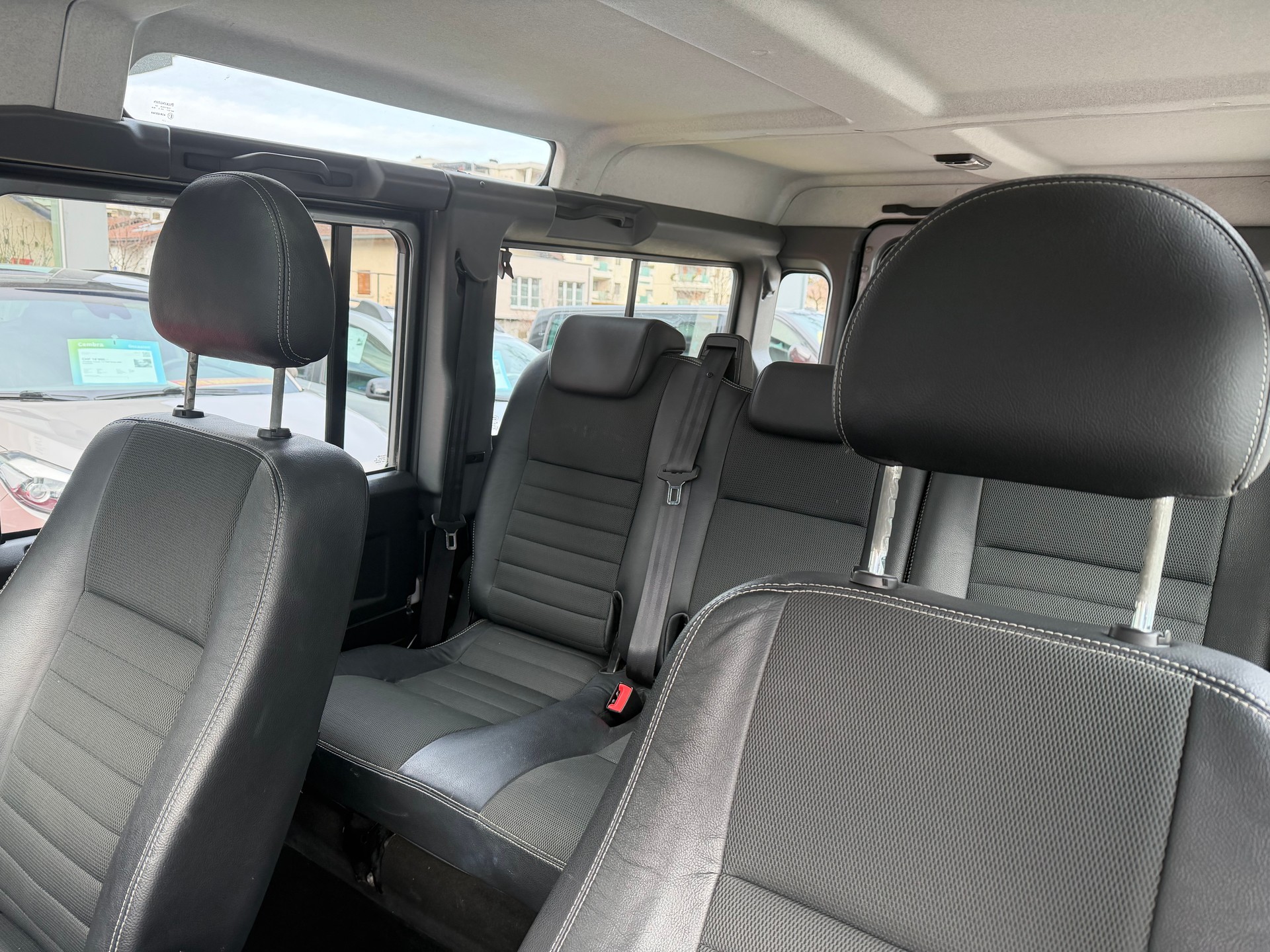 LAND ROVER Defender 110 2.4 Td4 Station Wagon-image-13